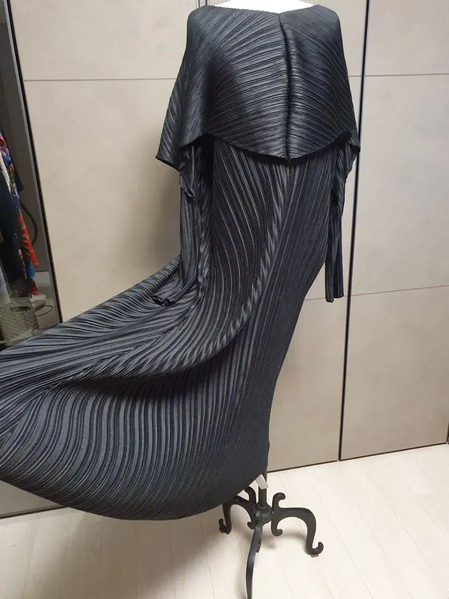プリーツ ブラック ロング ONE PIECE ケープ スタイル