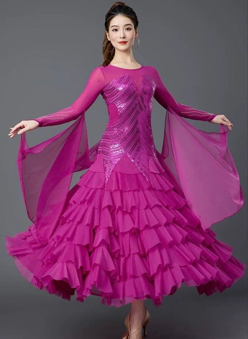 スパンコールがキラキラ ドレスダンスパーティーやデモに