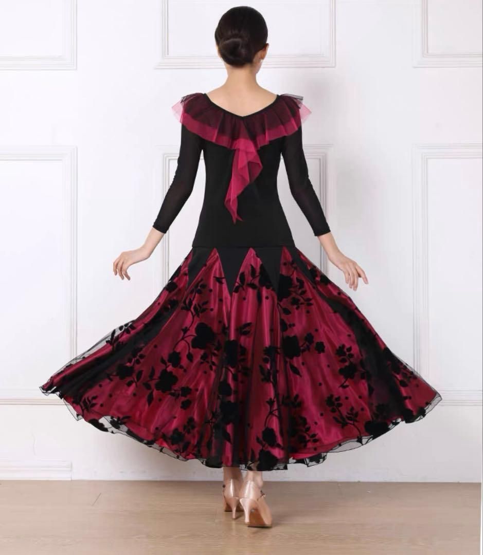 スカート-トップスセットアップが魅力的な一着