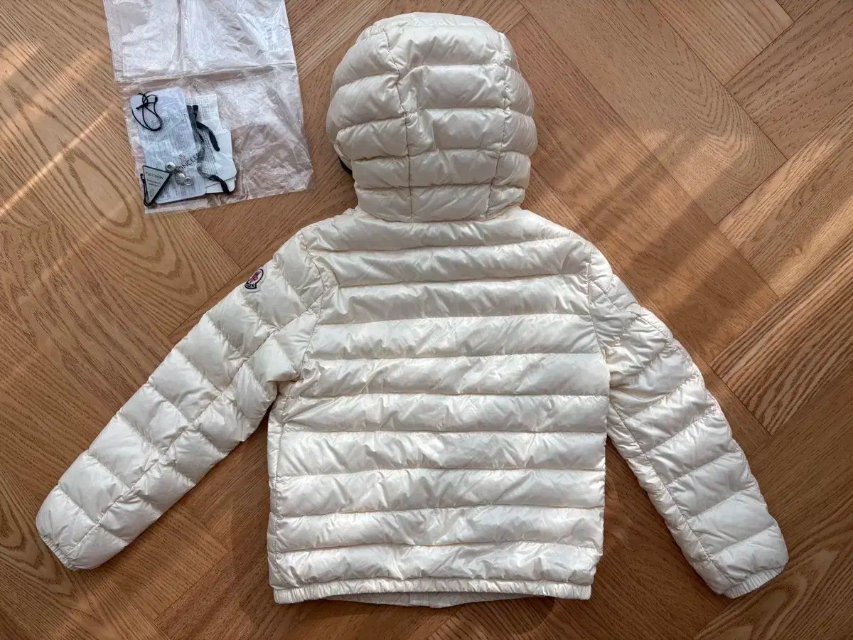 モンクレールキッズ 軽量 SUREAU ダウン 8 y