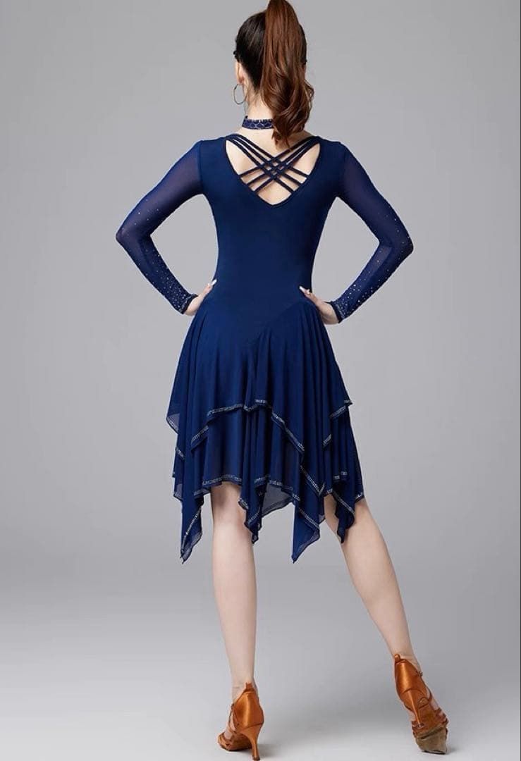 裾がよく踊るストーン付きラテンドレス ダンスパーティーや競技会