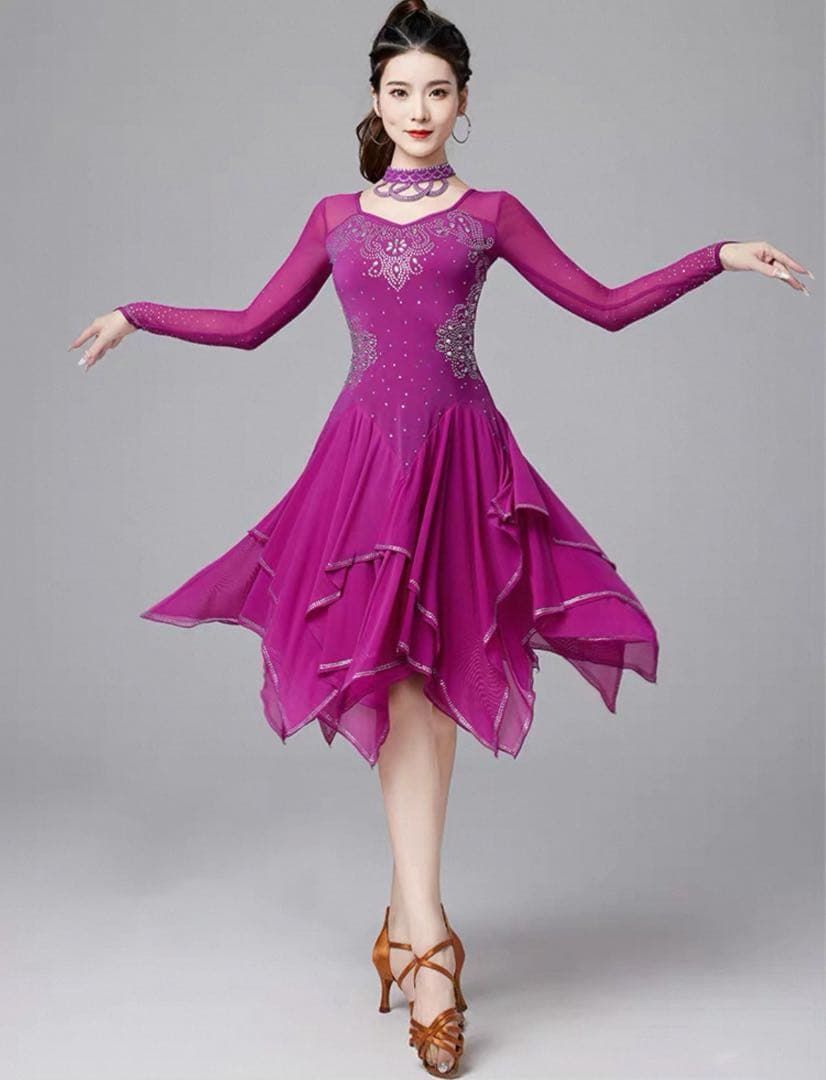 裾がよく踊るストーン付きラテンドレス ダンスパーティーや競技会