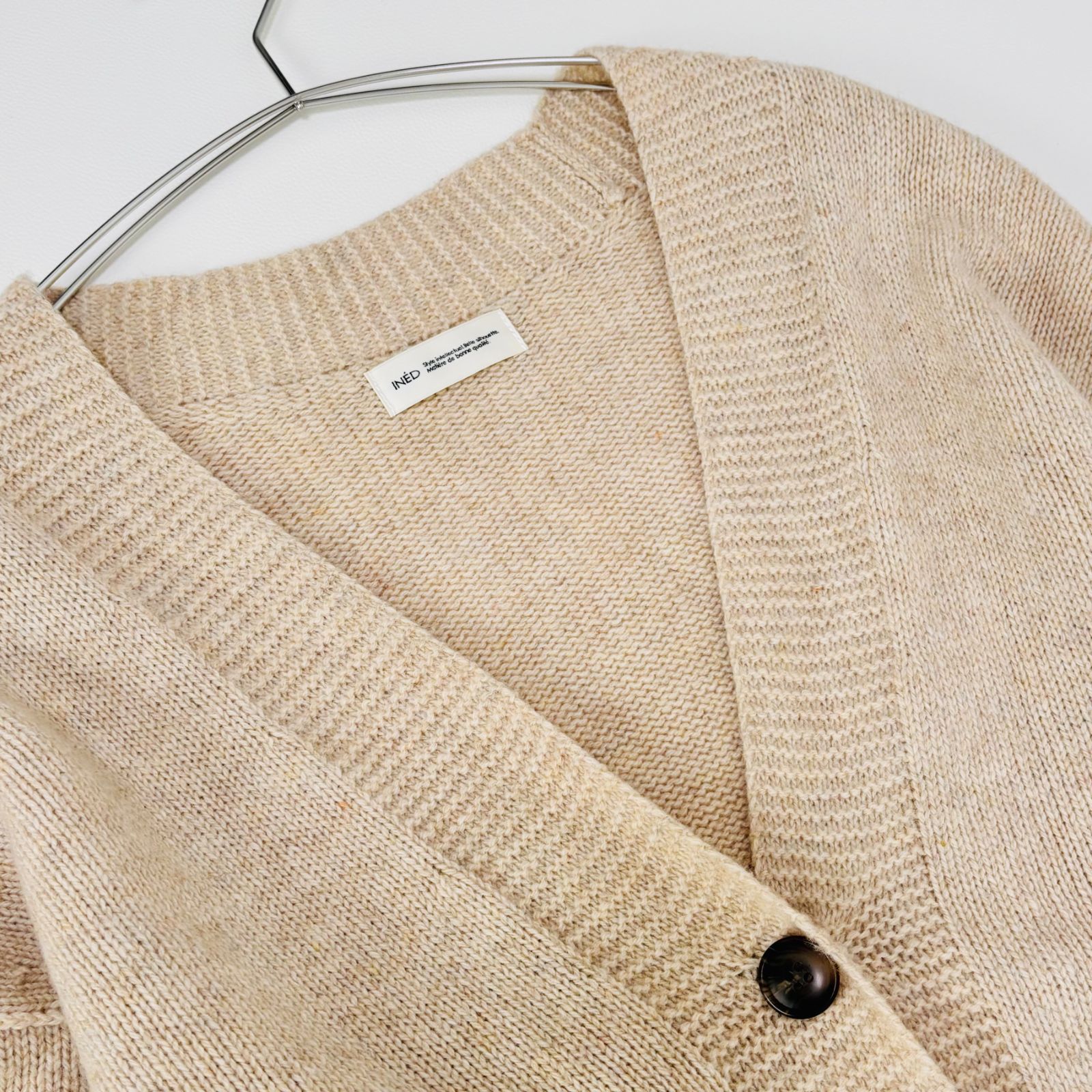 軽くてあったか INED イネド Vネックカーディガン ベージュ ウール
