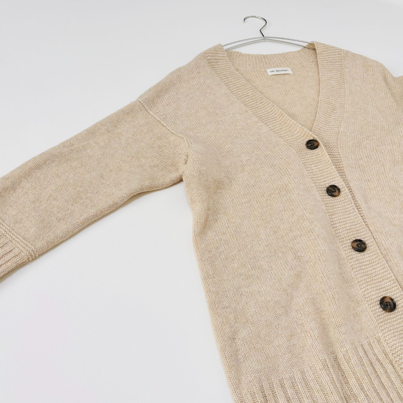 イネド Vネックカーディガン