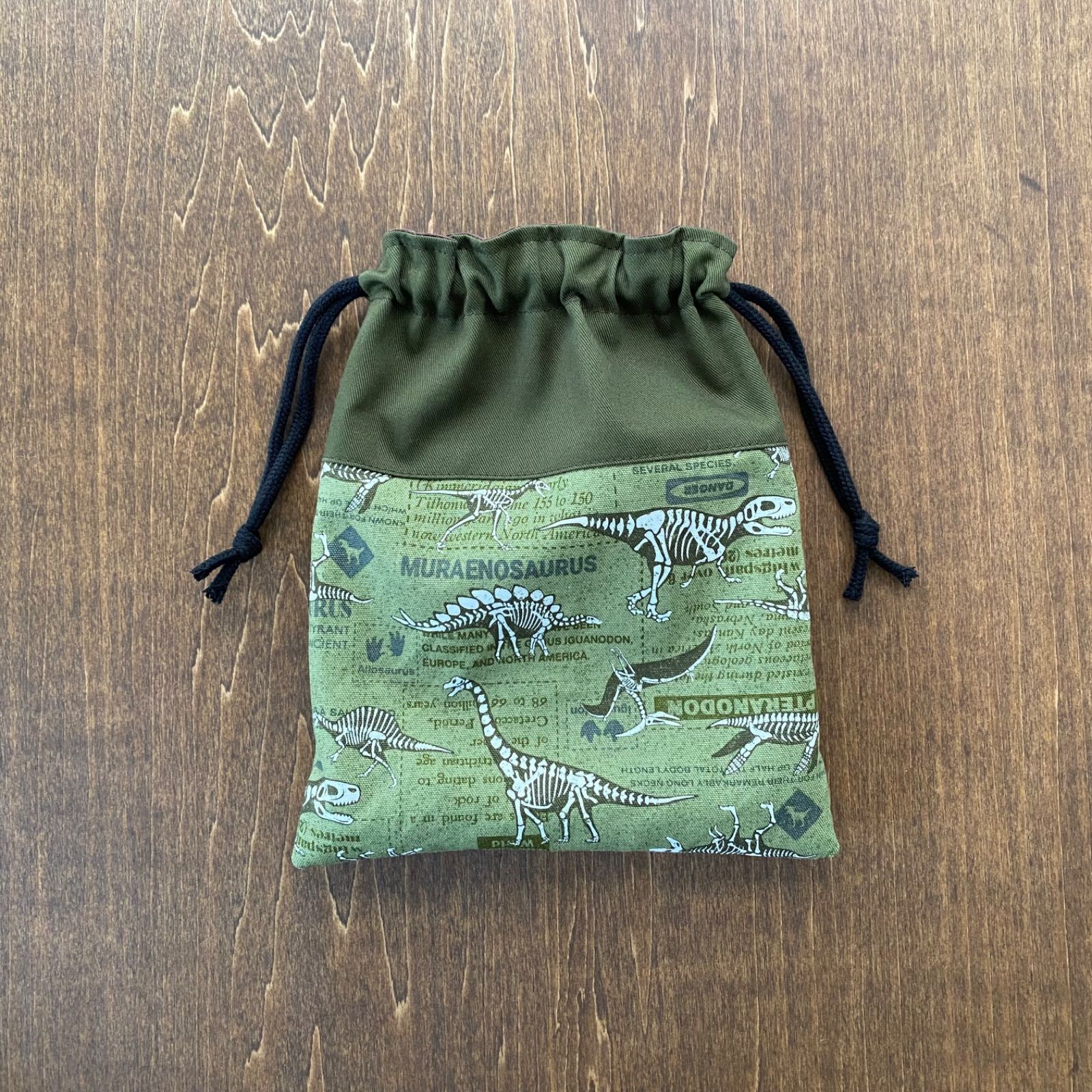 恐竜柄 給食袋 男の子 入園入学準備 グリーン 切り替え 裏地付き 丁寧