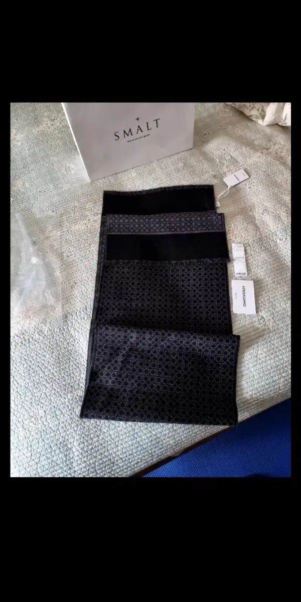 FERRAGAMO フェラガモ ブラック パータン ウール マフラー