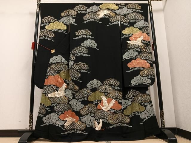 平和屋着物 豪華振袖 駒刺繍 絞り 群れ鶴丸文 黒地 金彩 正絹 ph