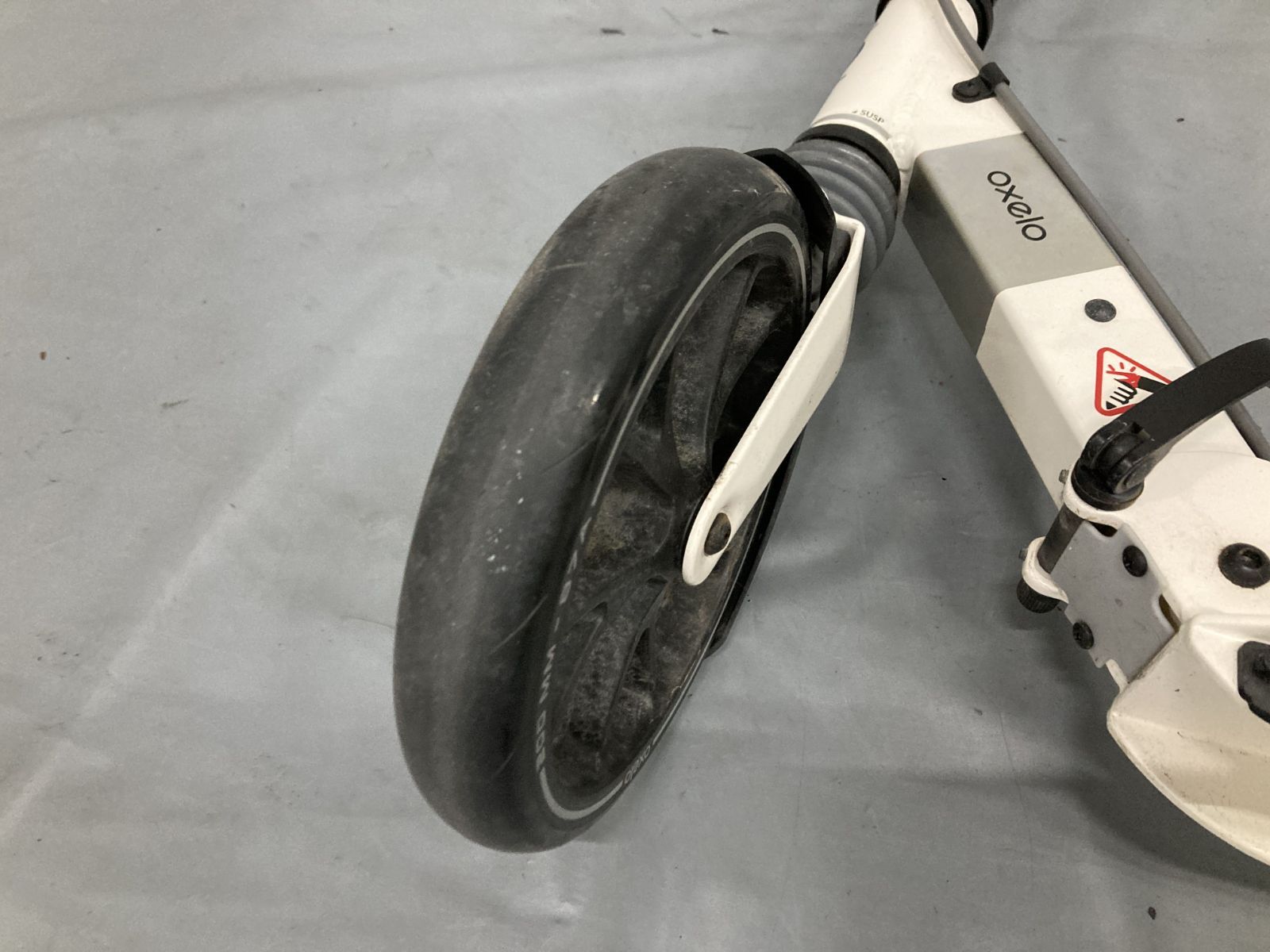 OXELO オクセロ キックスケーター TOWN 7 XL 大人用 ホワイト 折りたたみ式 公道走行可 高耐久 軽量設計 衝撃吸収 快適走行 通勤 通学 アウトドア レジャー用品