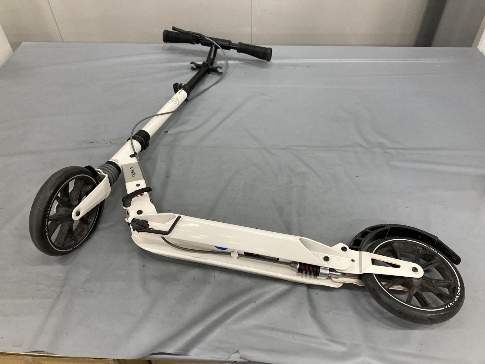 OXELO オクセロ キックスケーター TOWN 7 XL 大人用 ホワイト 折りたたみ式 公道走行可 高耐久 軽量設計 衝撃吸収 快適走行 通勤 通学 アウトドア レジャー用品