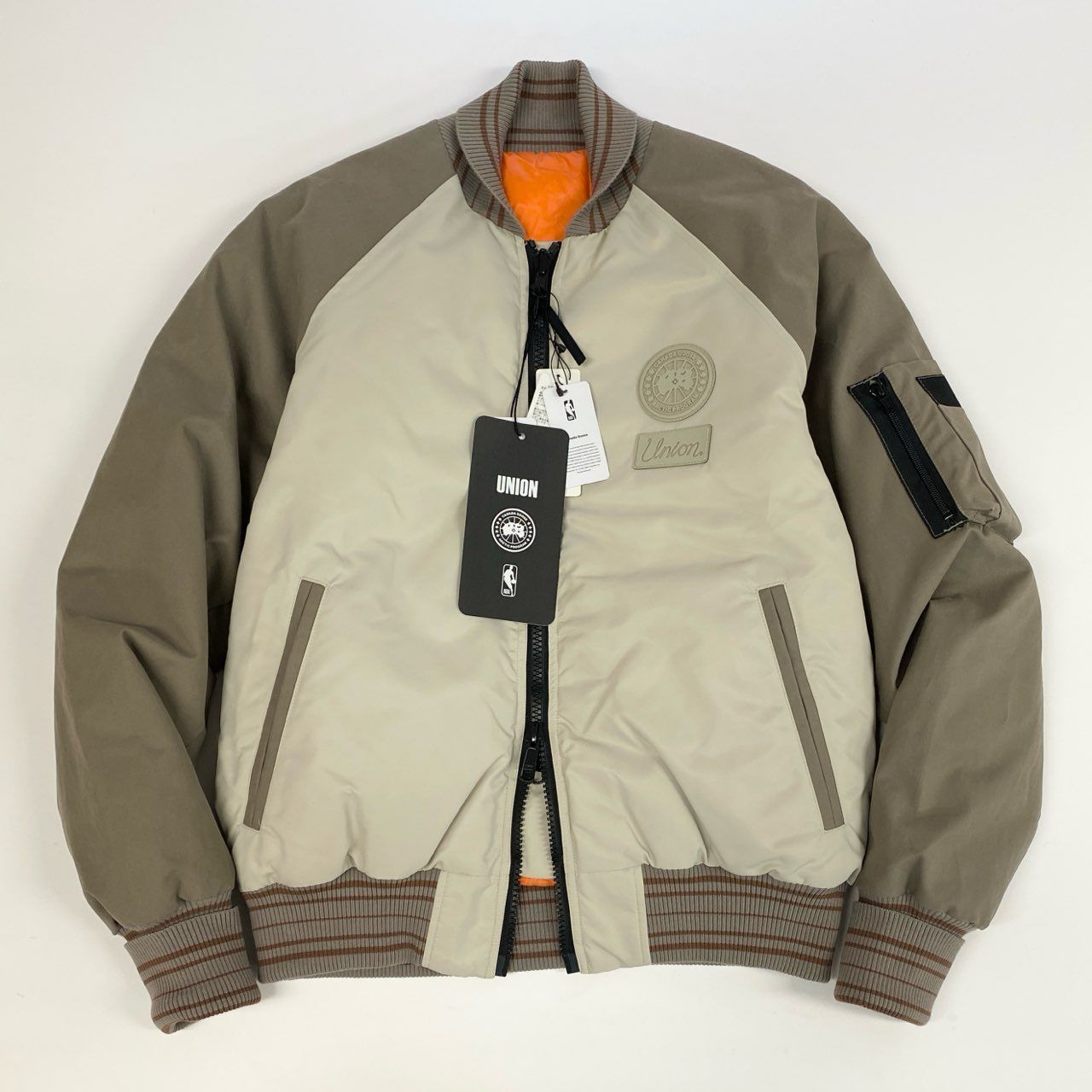 69k7 定価 176 000 CANADA GOOSE カナダグース × NBA リバーシブル Bullard Bomber Jacket ボンバージャケット 1082UCG S ベージュ ダウンジャケット t18r