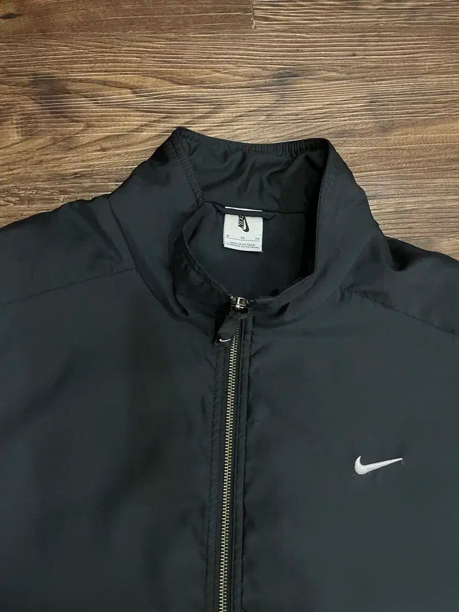 ナイキ NRG ソロ スウッシュ サテン ブルゾン ジャケット ブラック ブリーチ コーラル