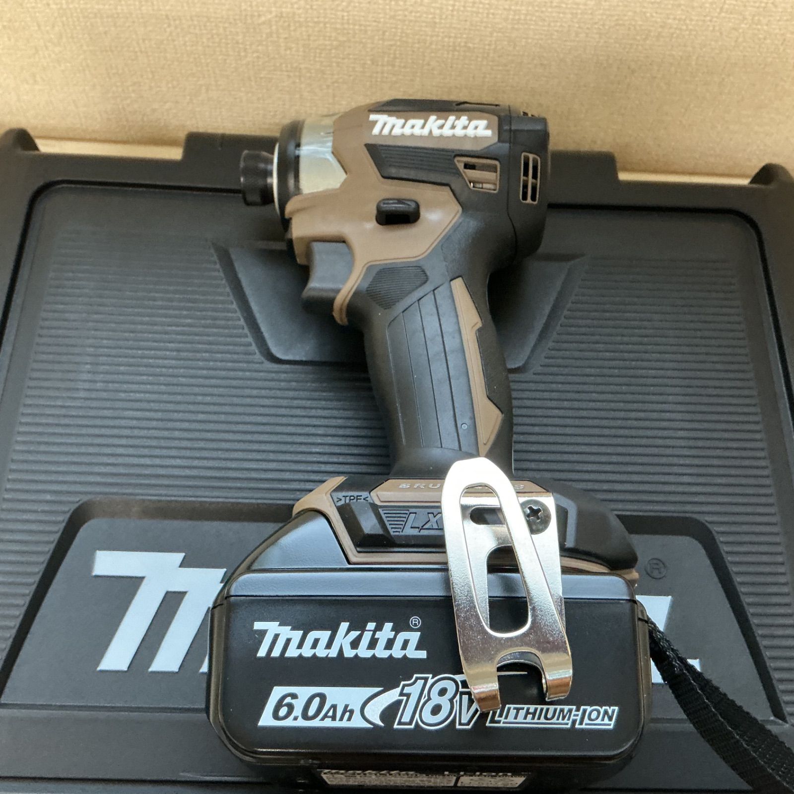 マキタTD173DRGXAB 色オーセンティックブラ ウンインパクトドライバ18V リチウムイオン6.0Ah マキタ工具フルセット純正バッテリBL1860B×2個 充電器DC18RF付き インボイス対応領収書OK 平日のみ発送 値引交渉NG