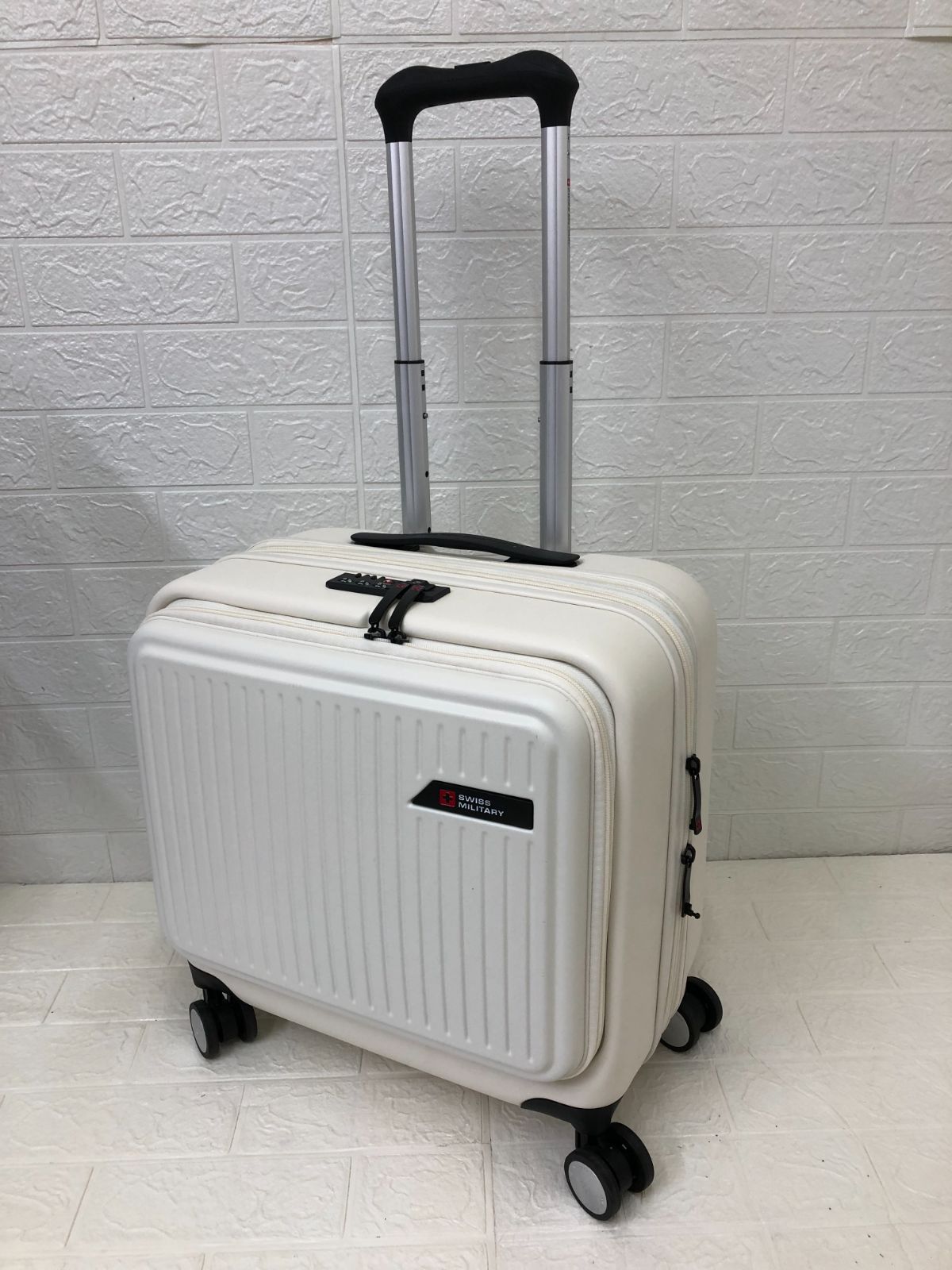 SWISS スイスミリタリー SM-C 318 18 in スーツケース バニラホワイト 42 L