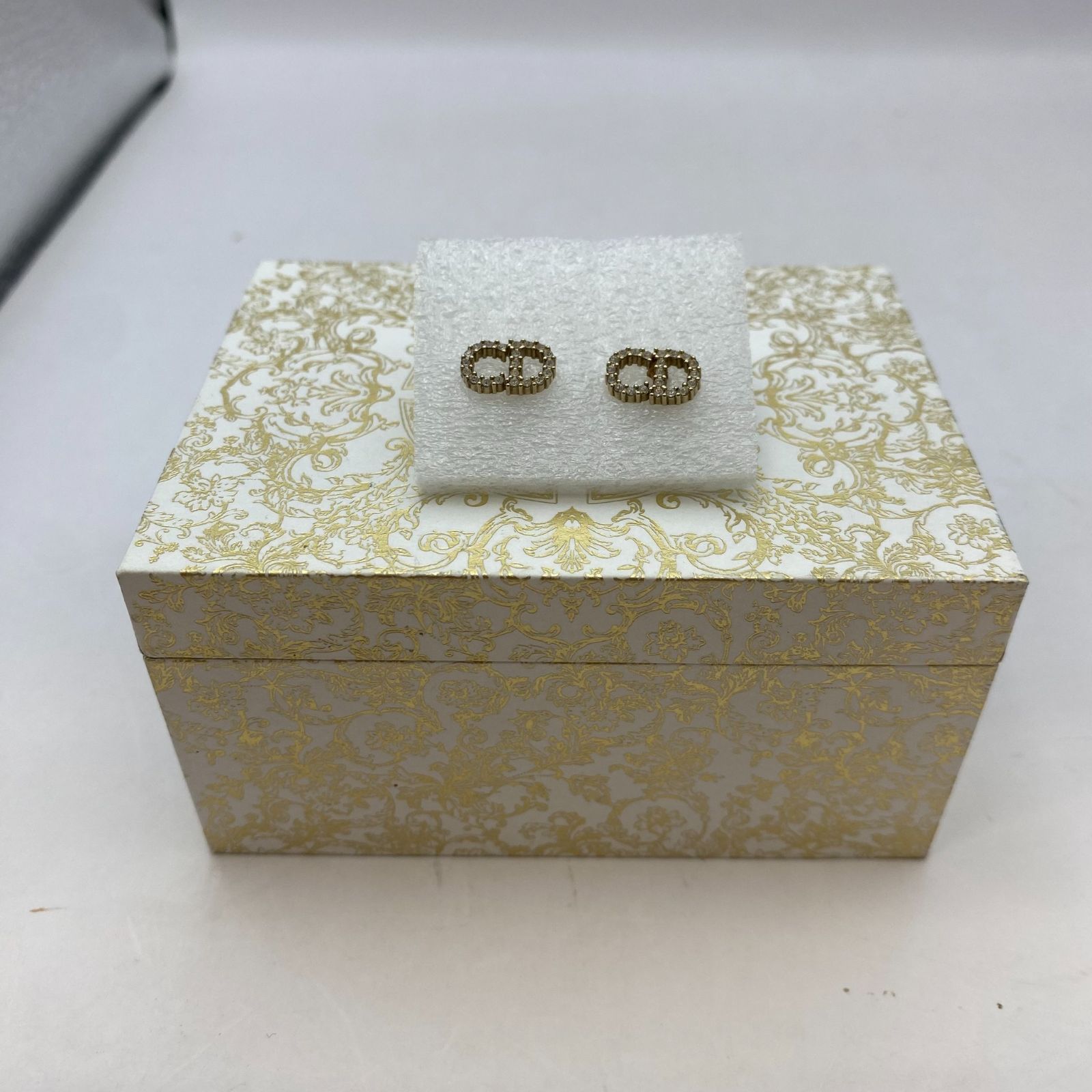 中古】Dior 両耳 ピアス ロゴ 箱付き - メルカリ