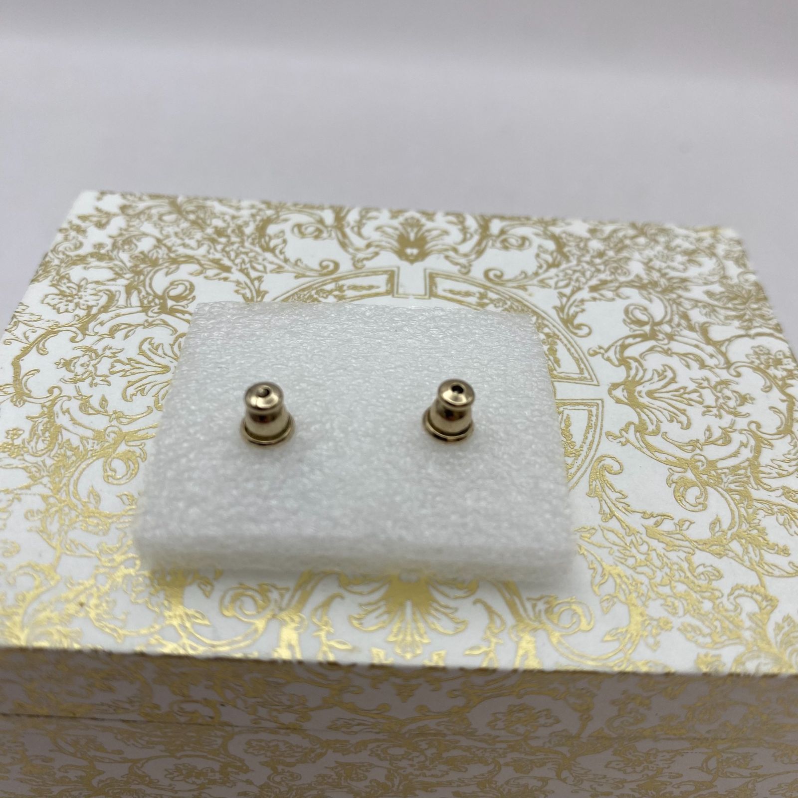 Dior 両耳ピアス　箱付き 中古】Dior 両耳 ピアス ロゴ 箱付き - メルカリ