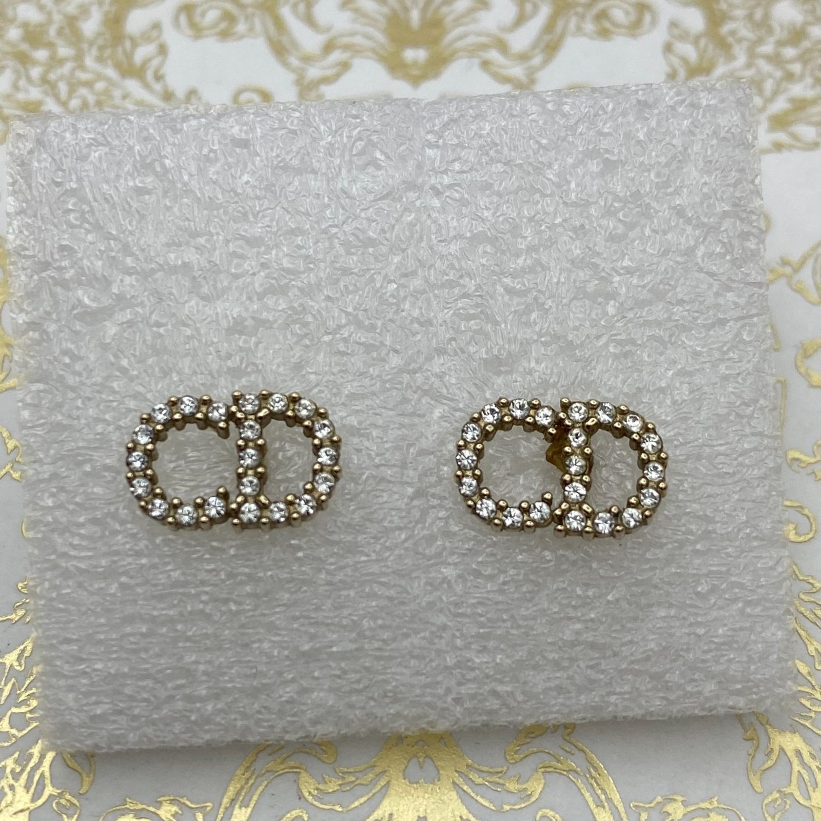 Dior 両耳ピアス　箱付き 中古】Dior 両耳 ピアス ロゴ 箱付き - メルカリ