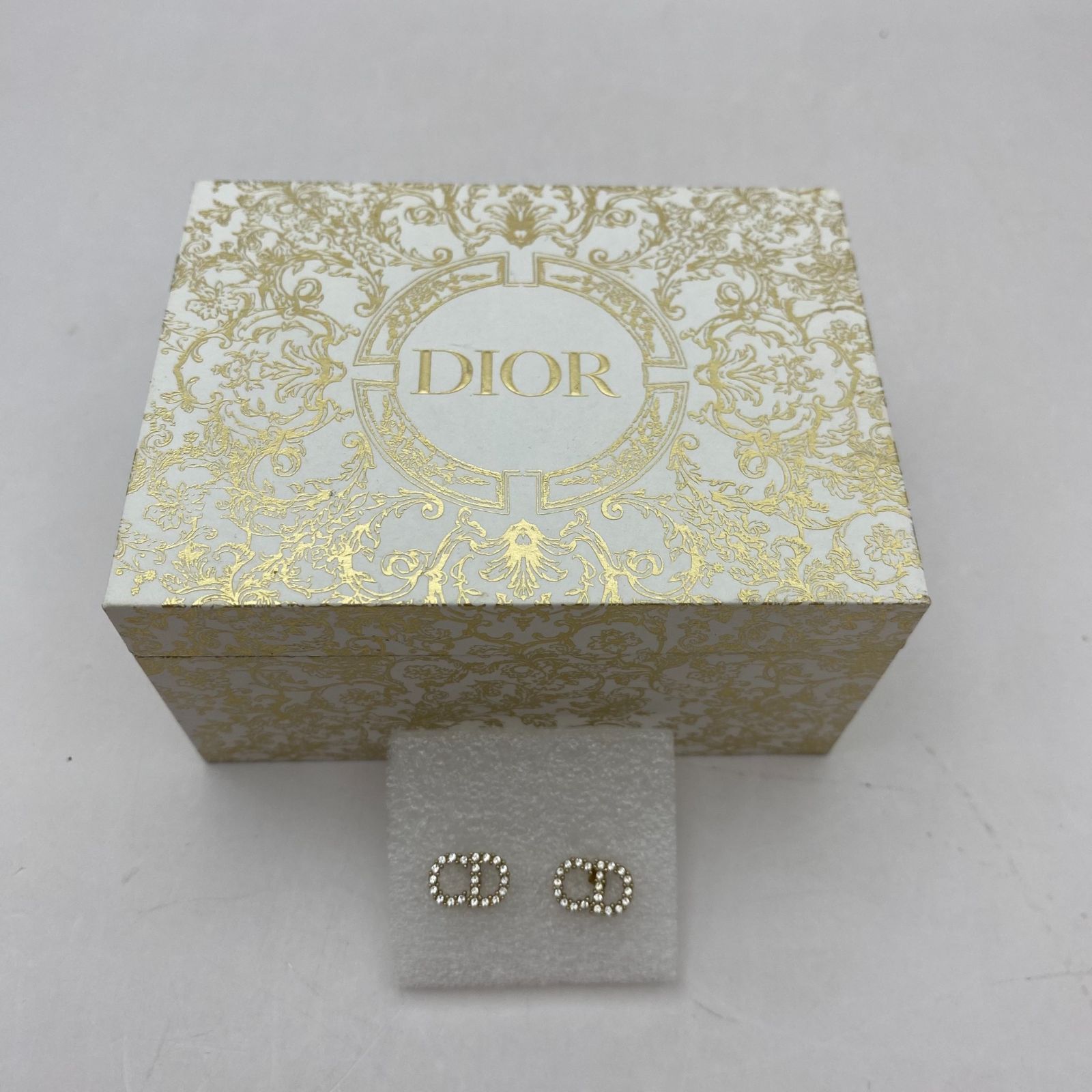 Dior 両耳ピアス　箱付き 中古】Dior 両耳 ピアス ロゴ 箱付き - メルカリ