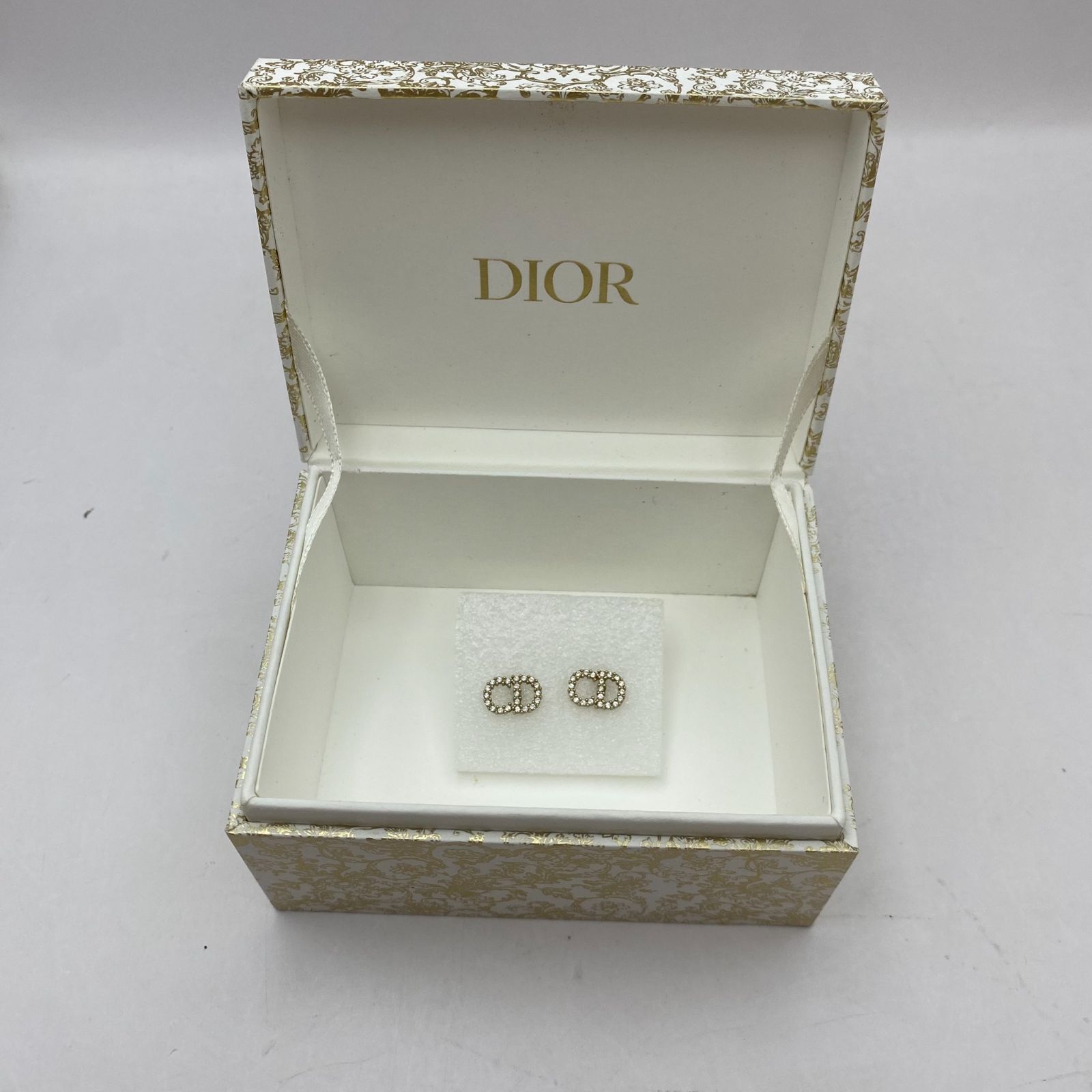 中古】Dior 両耳 ピアス ロゴ 箱付き - メルカリ