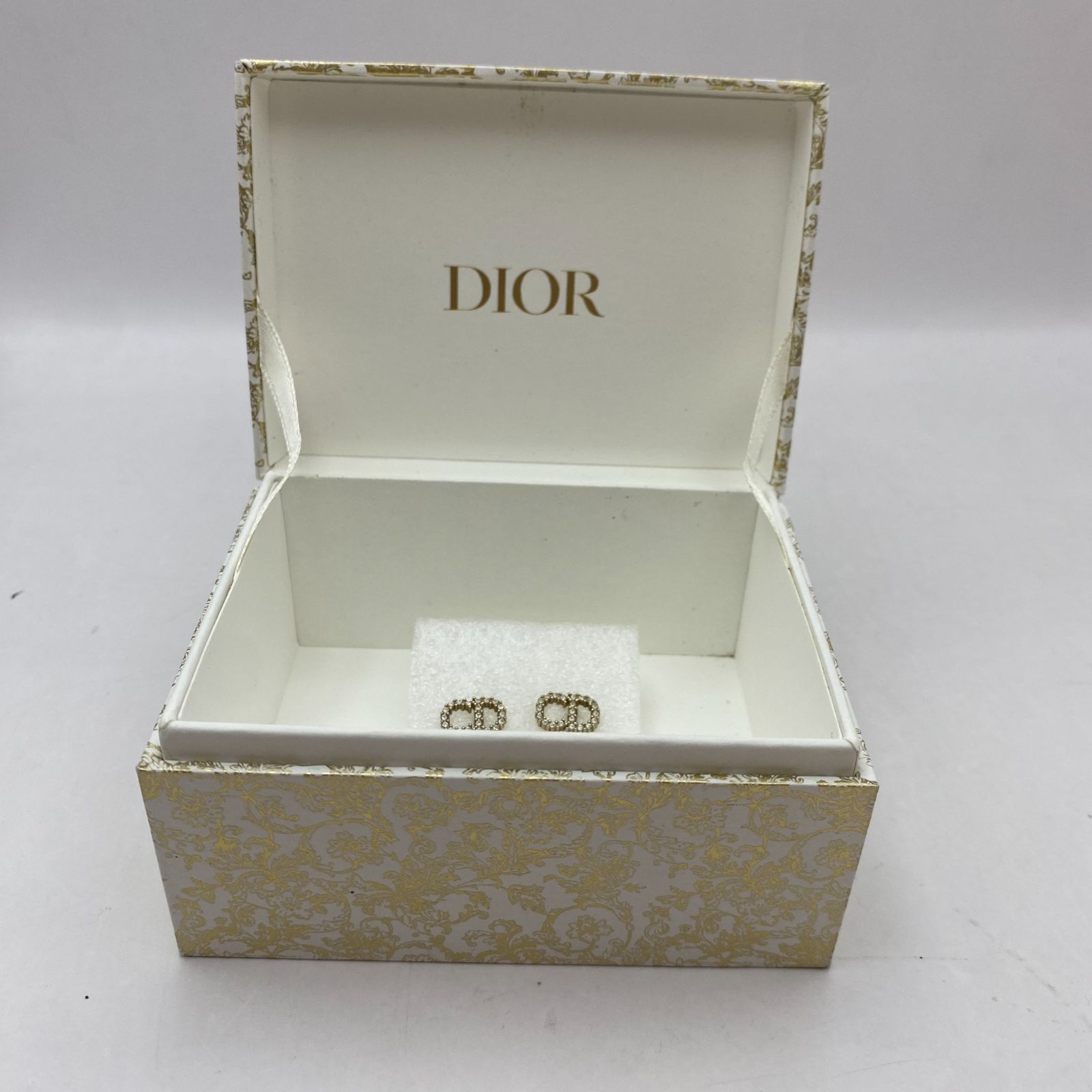 Dior 両耳ピアス　箱付き 中古】Dior 両耳 ピアス ロゴ 箱付き - メルカリ
