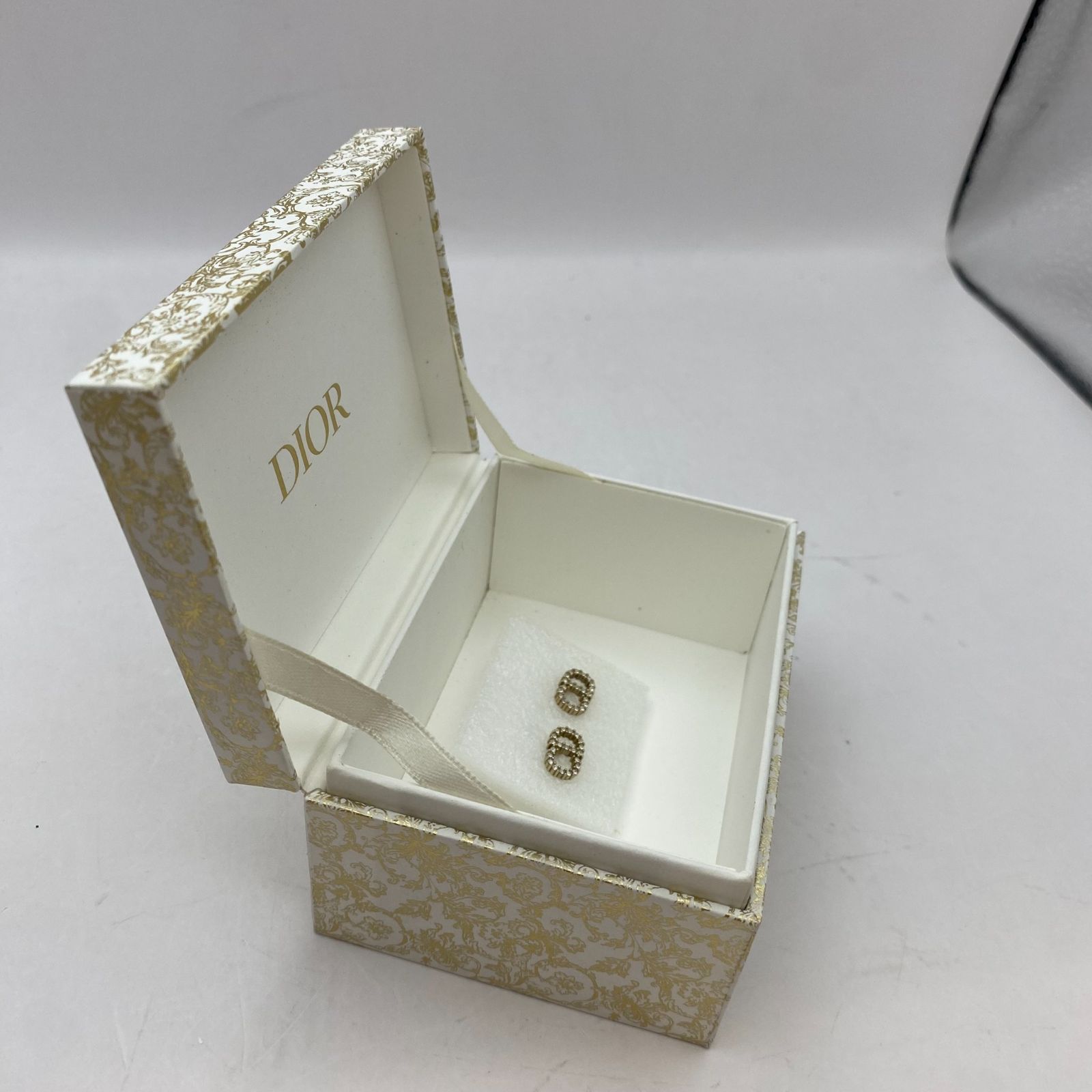中古】Dior 両耳 ピアス ロゴ 箱付き - メルカリ