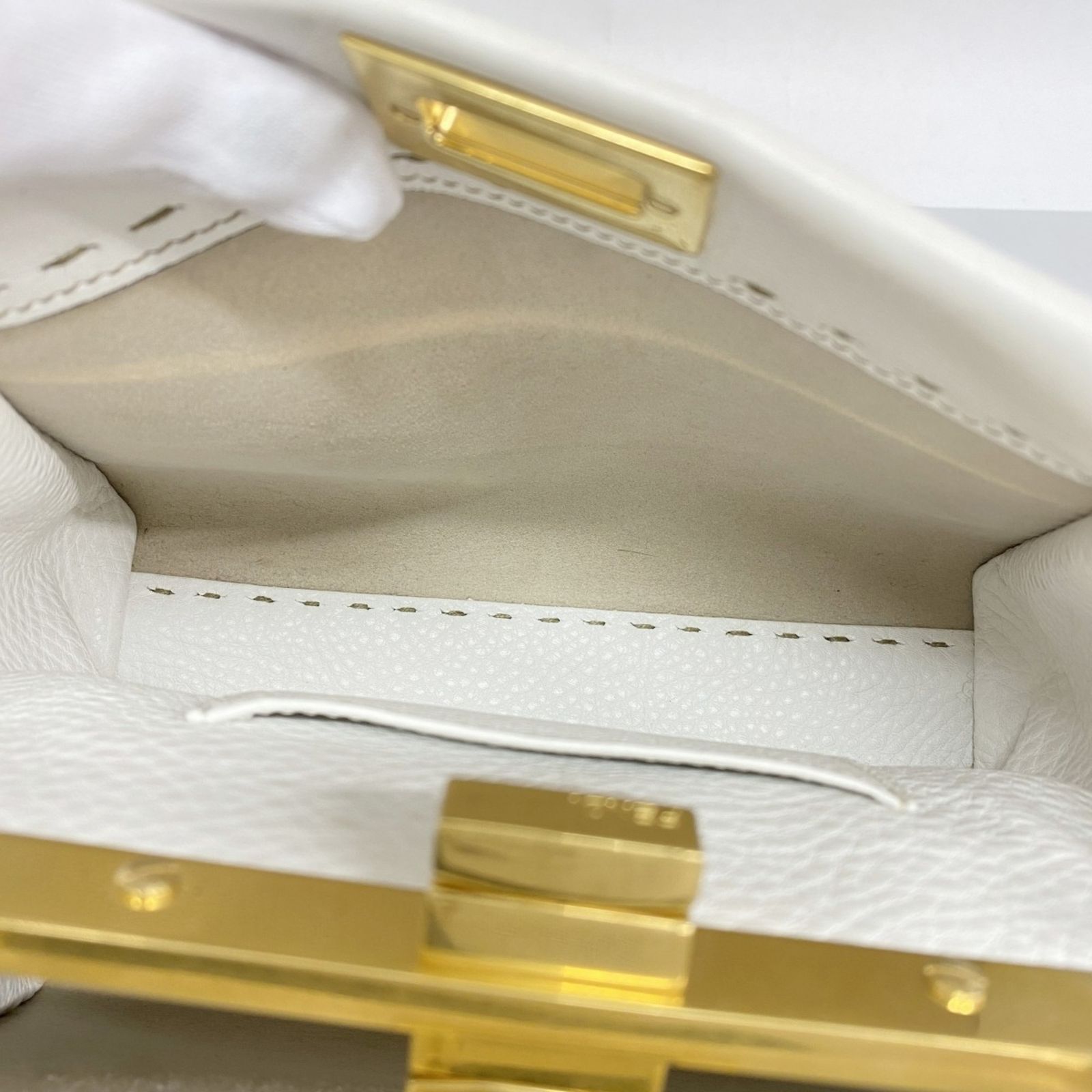 ピーカブー レザー