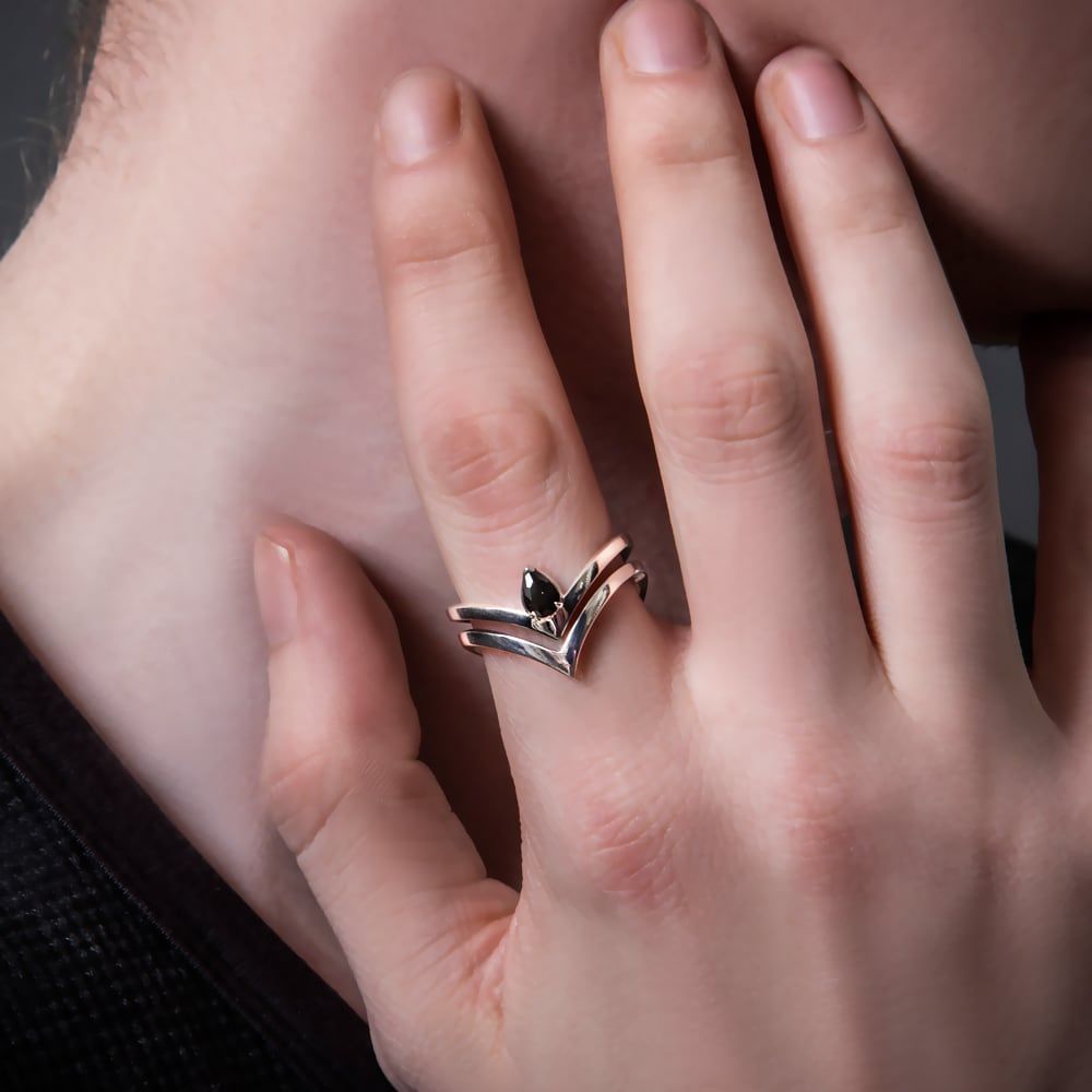 ティアドロップVリングBK アルテミスキングス シルバー ジュエリーブランド