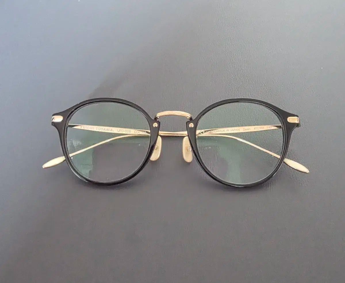 ゆいチ トゥーヤマーの メガネです