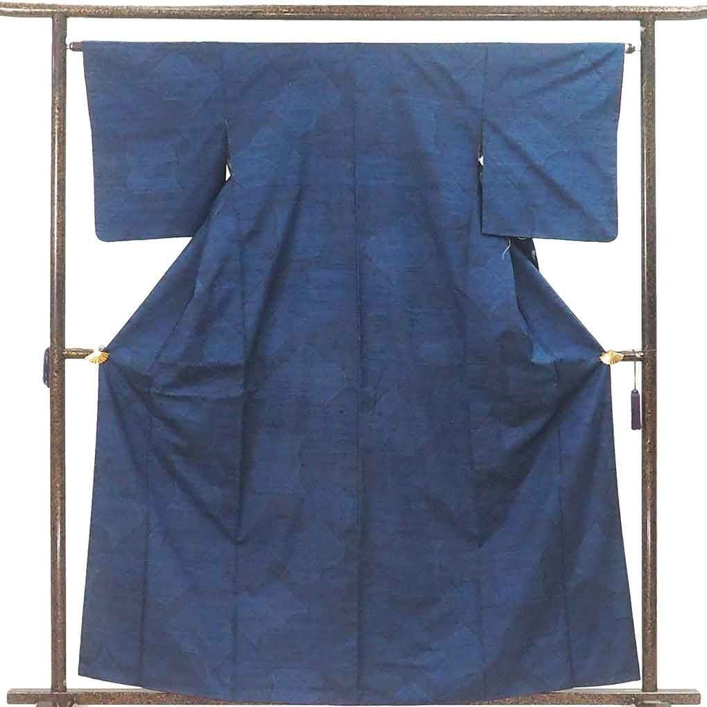 紬 身丈161 cm 裄65 前幅23 後幅30 袖丈49 袖幅32 レディース 袷 本 裄Mサイズ 秋冬春用 正絹 シルク ネイビー 大島紬 藤絹織物都喜ヱ門 リメイク リユース リサイクル 呉服のきくや