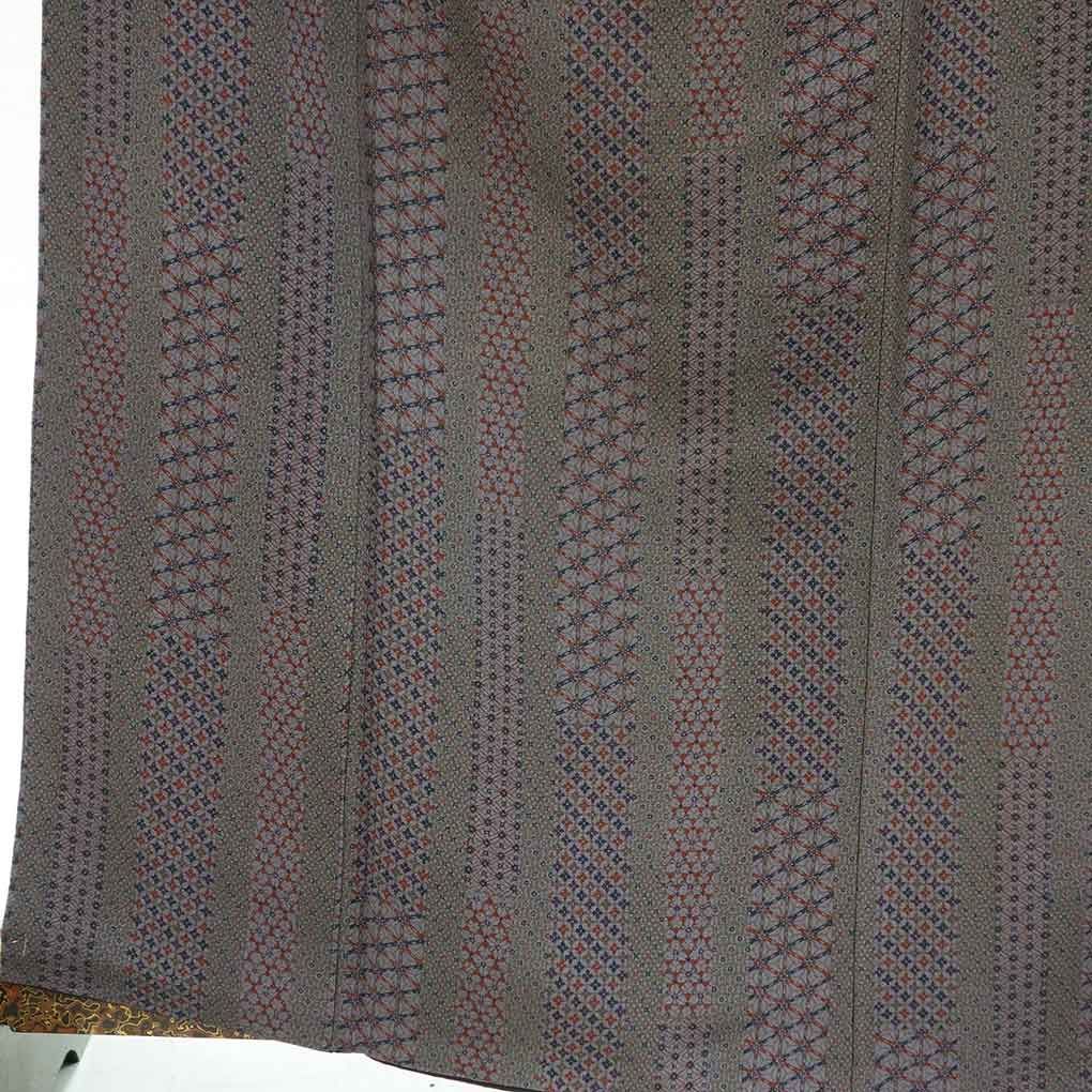 小紋 身丈162 cm 裄65 前幅23 後幅30 袖丈44 袖幅32 レディース 袷 連続模様 裄Mサイズ 秋冬春用 正絹 シルク グレー リメイク リユース リサイクル 呉服のきくや