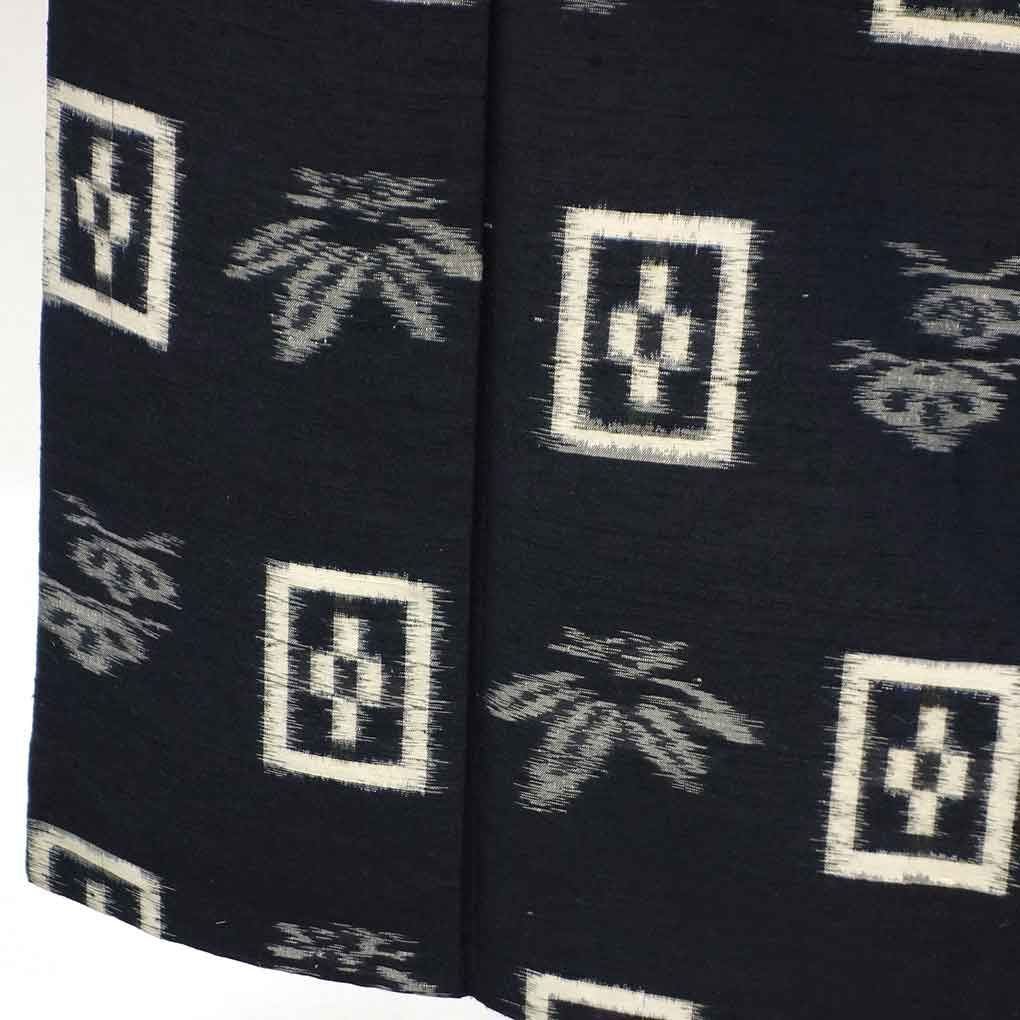 紬 身丈160 cm 裄65 前幅22 後幅30 袖丈49 袖幅32 5 レディース 袷 絣模様 裄Mサイズ 秋冬春用 正絹 シルク ネイビー リメイク リユース リサイクル 呉服のきくや