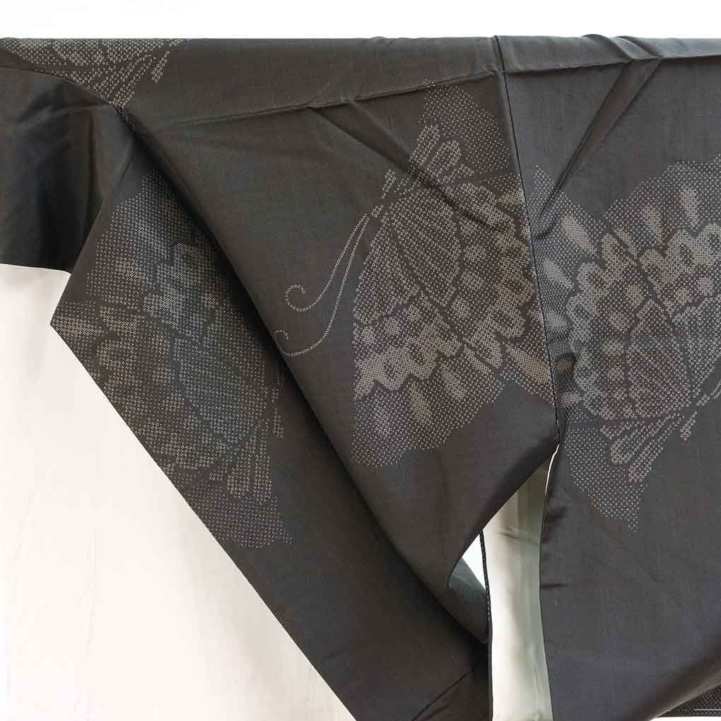  紬 身丈162 cm 裄65 前幅24 後幅29 袖丈48 袖幅33 レディース 袷 蝶柄 裄Mサイズ 秋冬春用 正絹 シルク ブラック 大島紬 リメイク リユース リサイクル 呉服のきくや 紬 着物