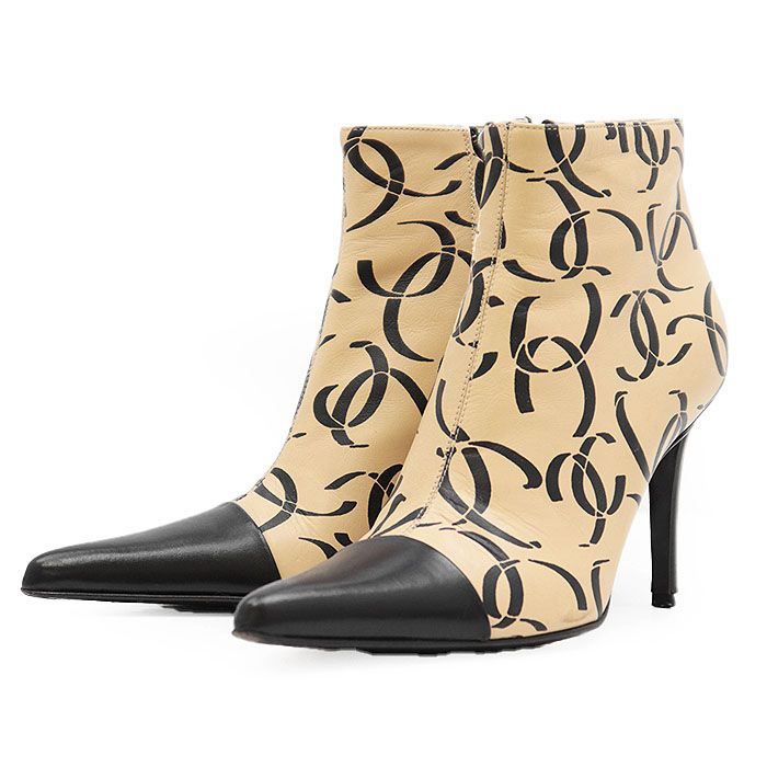 CHANEL　ショートブーツ　レザー　チェーン　ココマーク　ヒール　サイドジップ CHANEL シャネル アンクルブーツ COCOマーク サイドジップ バイ