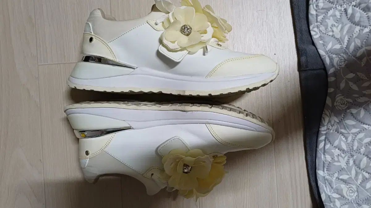  シューコンマボニー フラワー 装飾 スニーカー アイボリー フラットシューズ バレエシューズ パンプス