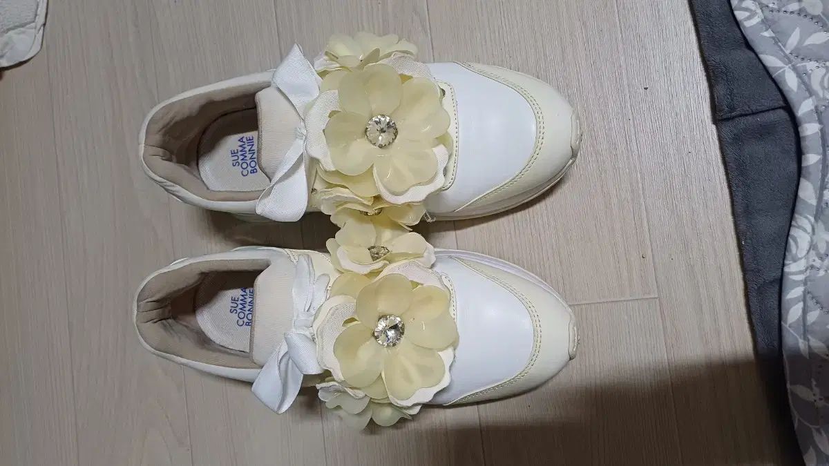 シューコンマボニー フラワー 装飾 スニーカー アイボリー