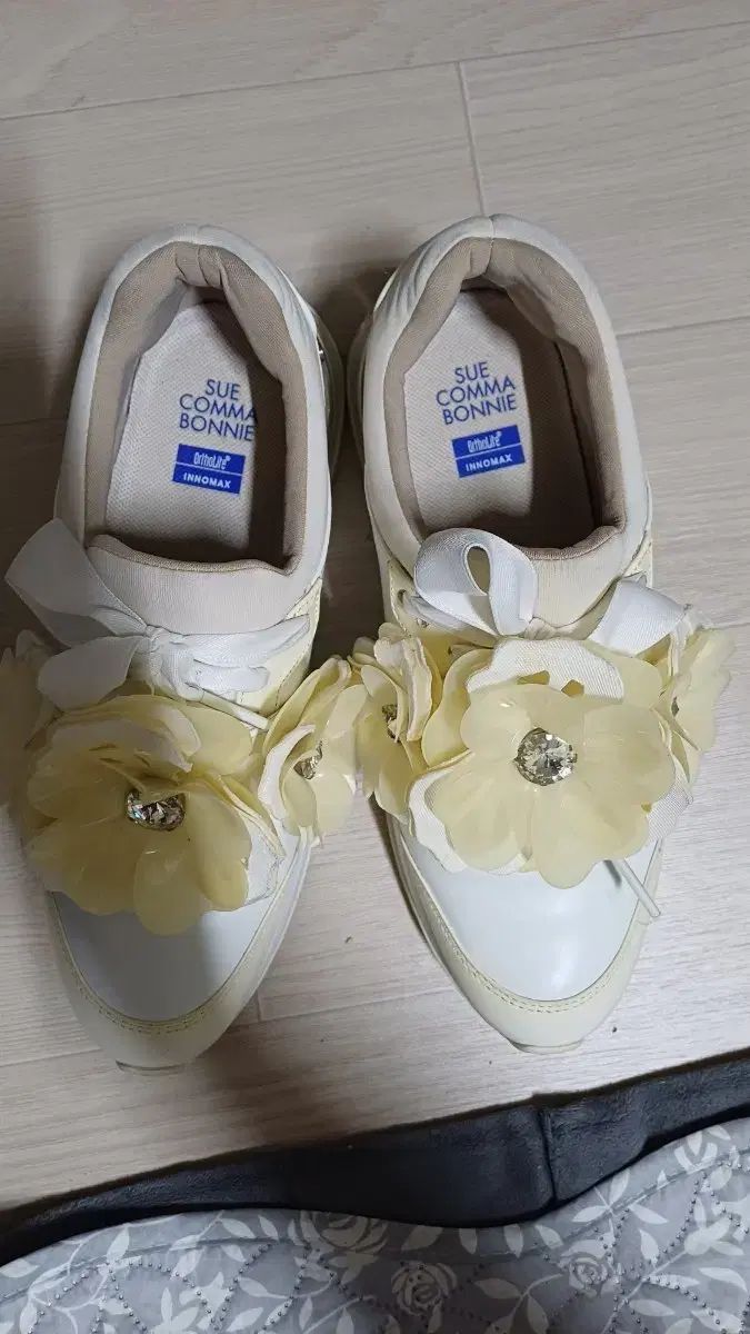 シューコンマボニー フラワー 装飾 スニーカー アイボリー