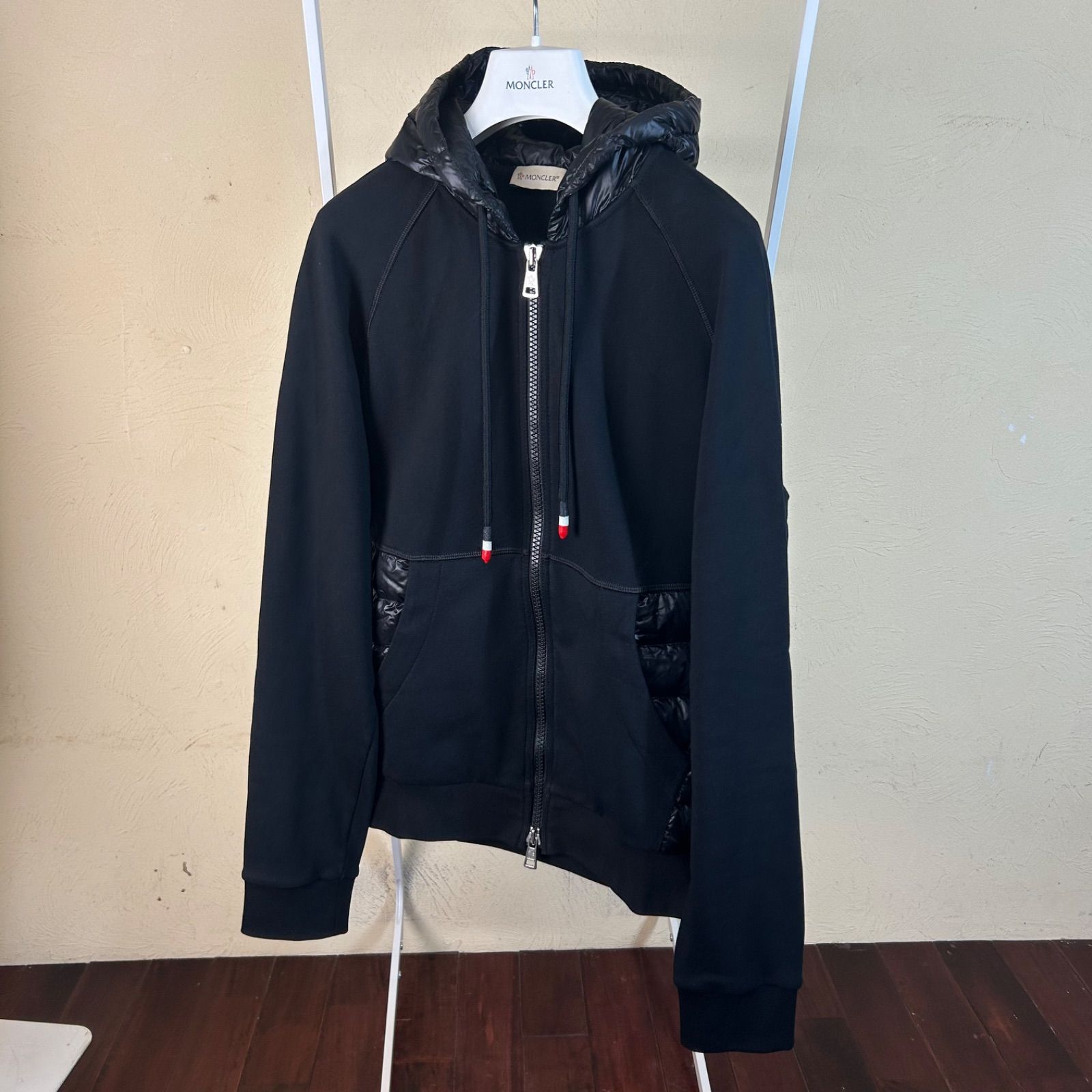 【美品レア】MONCLER モンクレールダウンフードパーカー切り替えワッペン黒系 美品レア】MONCLER モンクレールダウンフードパーカー切り替えワッペン
