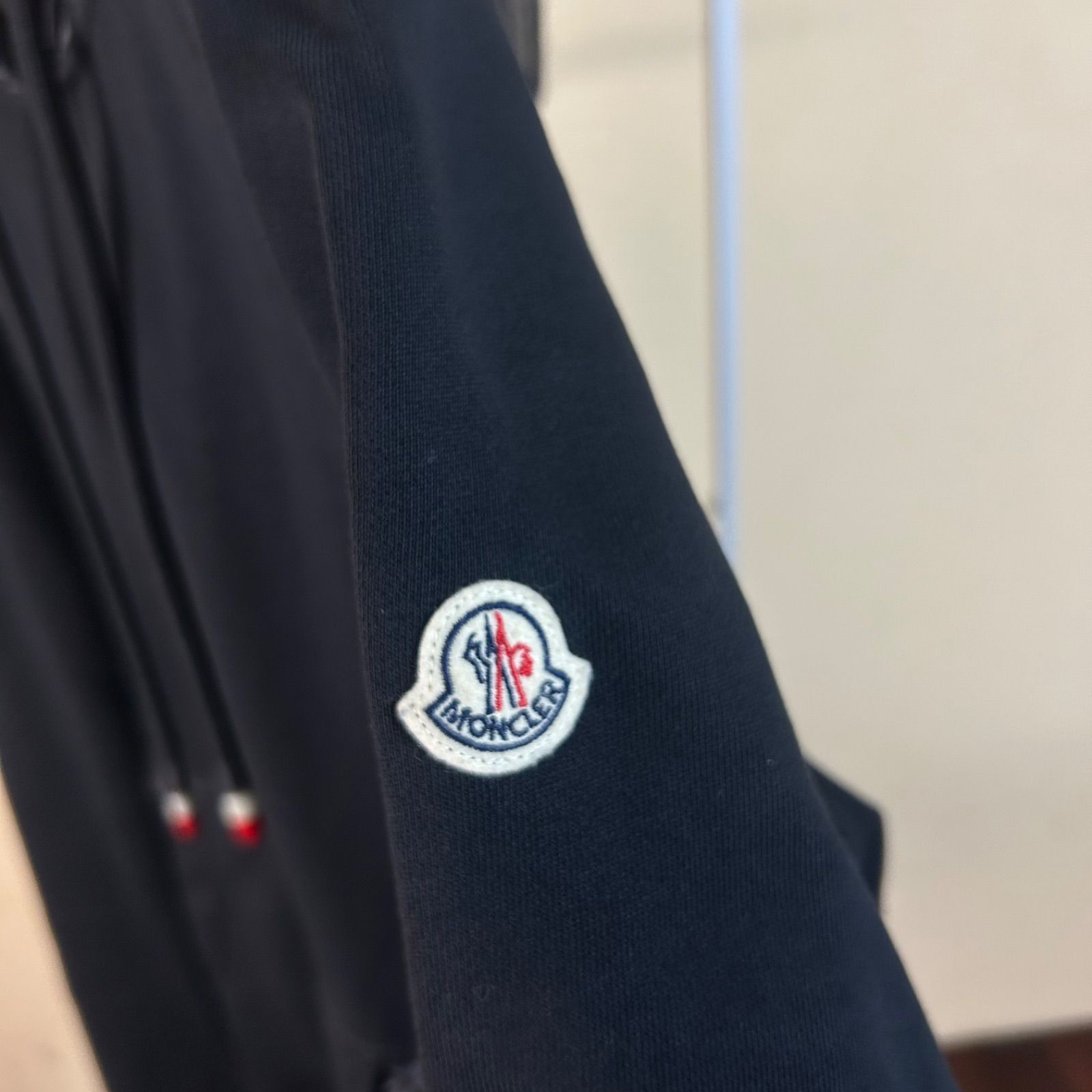 【美品レア】MONCLER モンクレールダウンフードパーカー切り替えワッペン黒系 美品レア】MONCLER モンクレールダウンフードパーカー切り替えワッペン