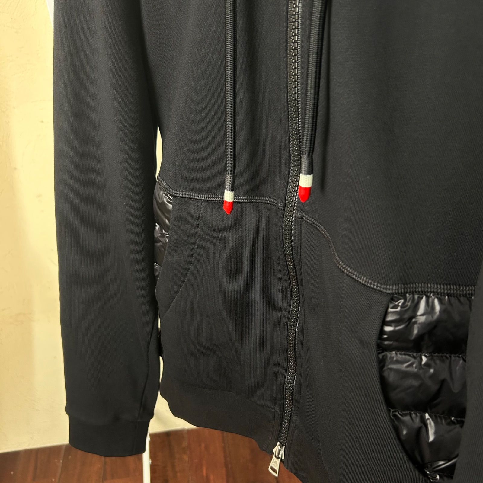 【美品レア】MONCLER モンクレールダウンフードパーカー切り替えワッペン黒系 美品レア】MONCLER モンクレールダウンフードパーカー切り替えワッペン