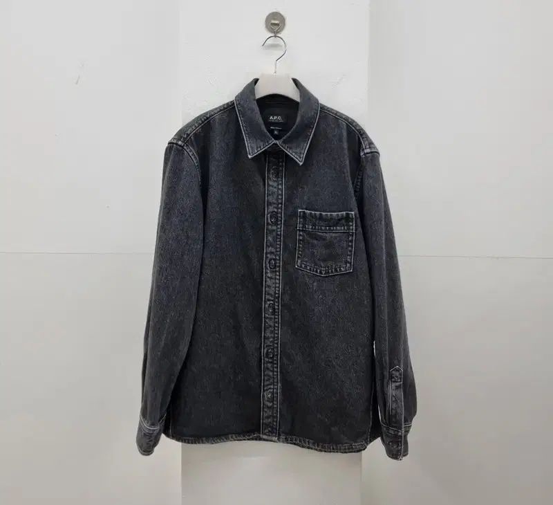 Louis W. A.P.C. 中綿入り ジップアップ 革ジャン Louis W. A.P.C. 中綿入り ジップアップ 革ジャン