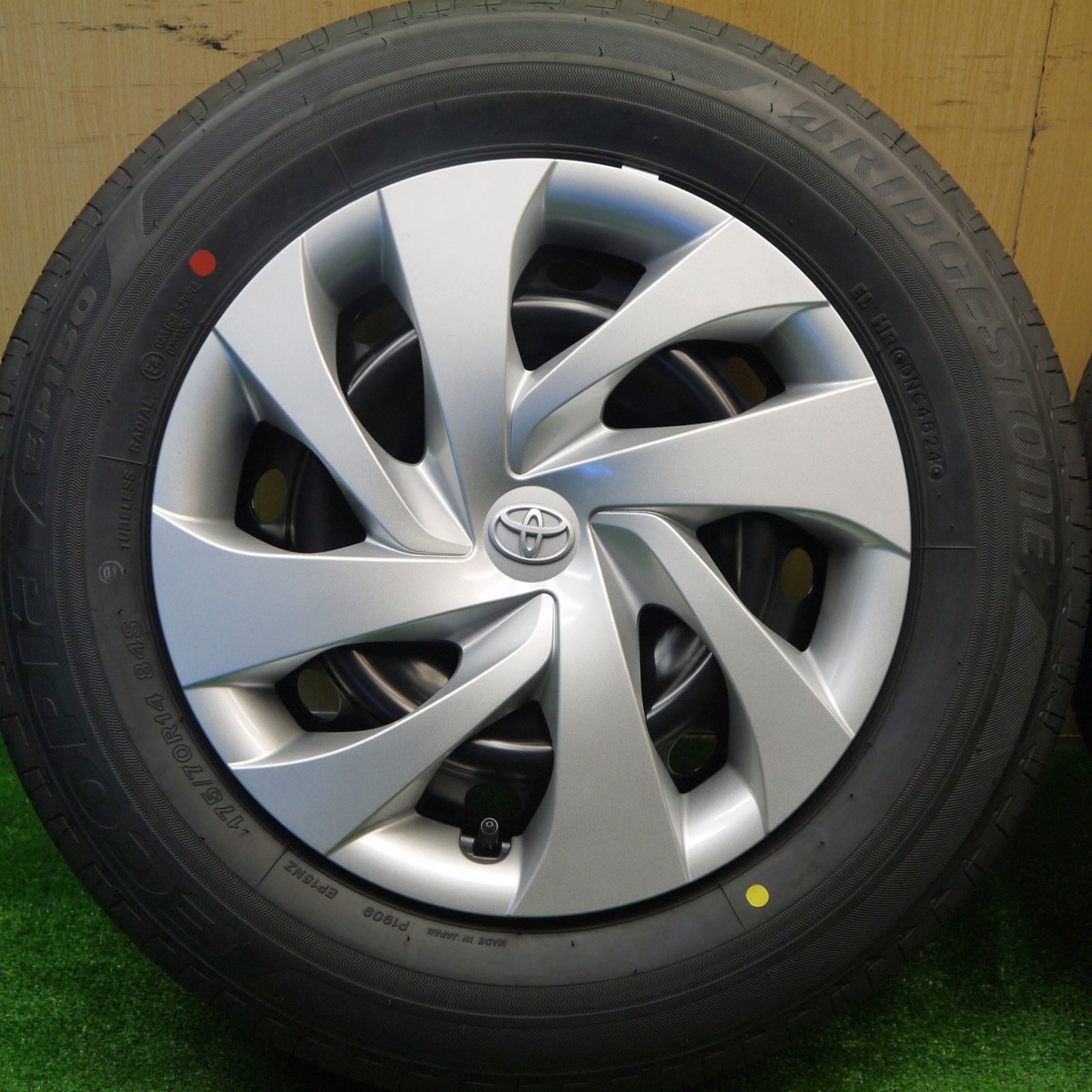 新車外し 24年 トヨタ ヤリス スチール 175 70 R 14 ブリヂストン エコピア EP 150 14インチ PCD 100 4 H ノ