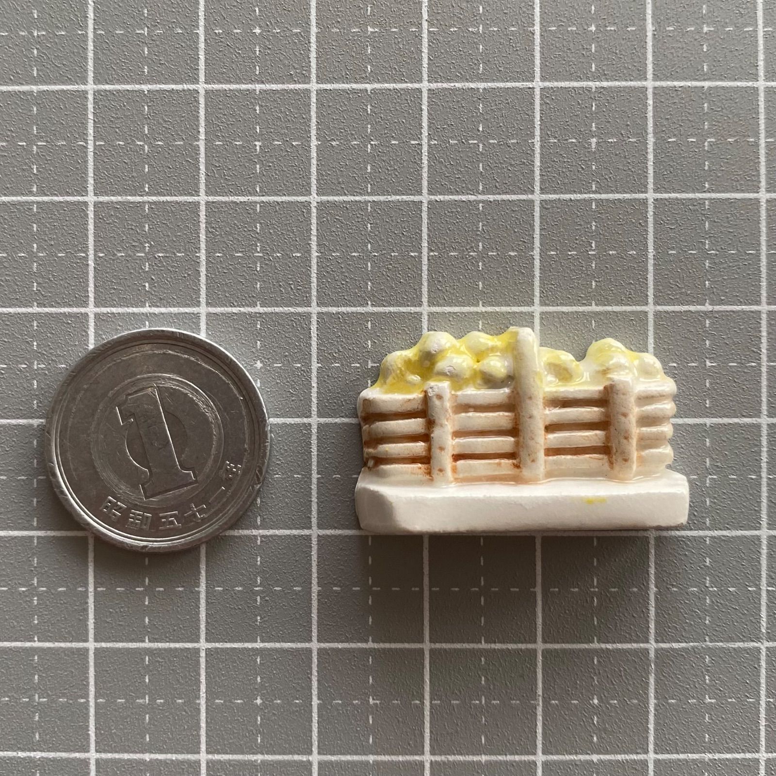 バスケットのフェーブ／籠／フランス雑貨／陶器ミニチュア／ブロカント