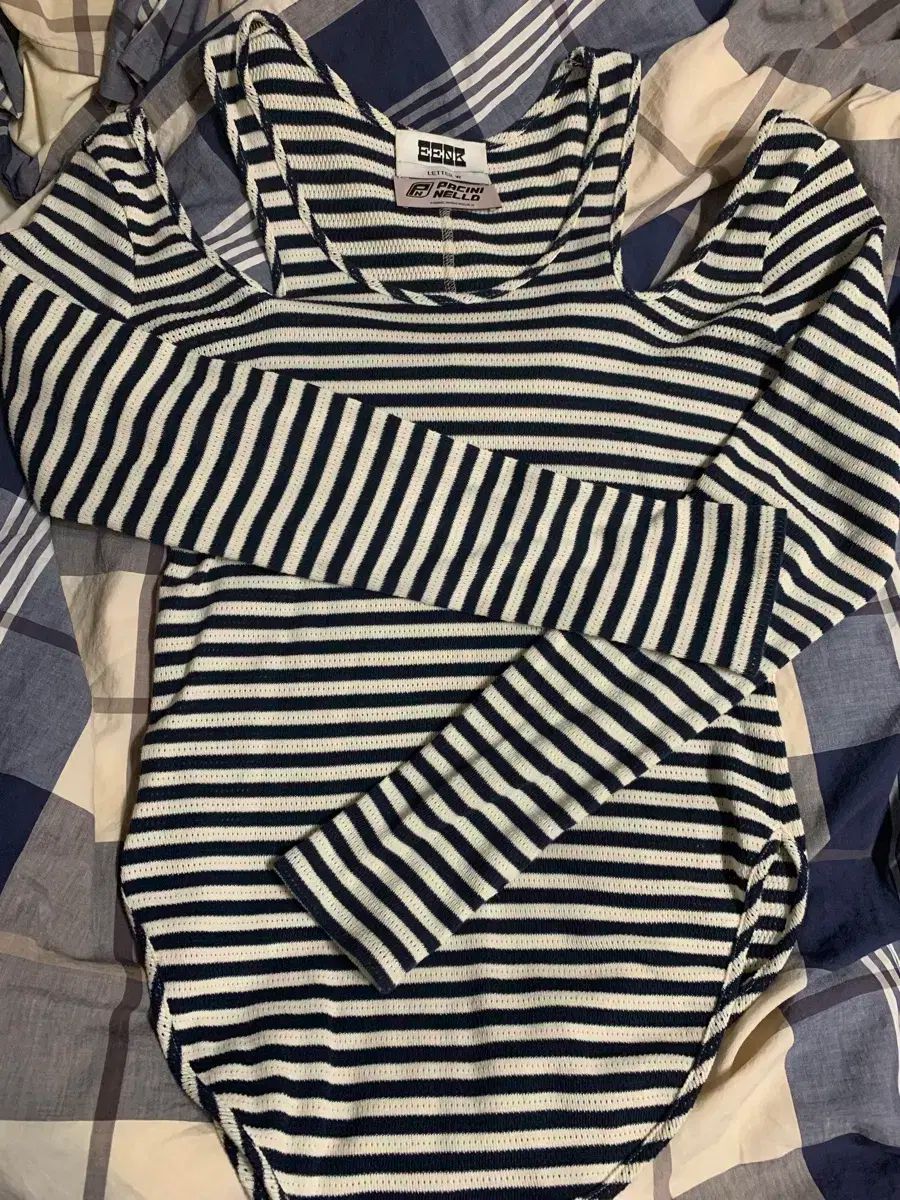 長袖カットアウトジャージーT