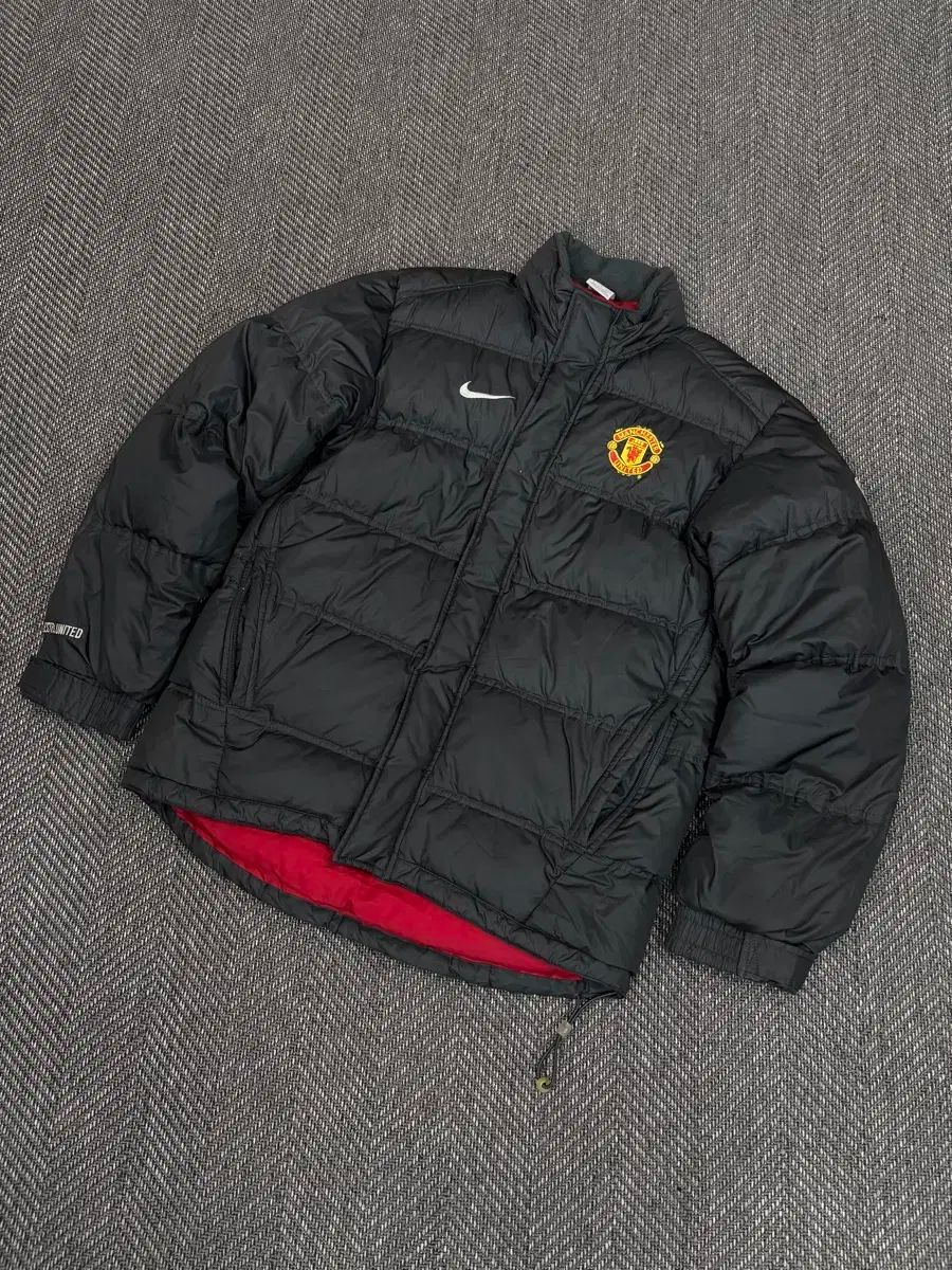 Nike マンチェスター・ユナイテッド ダウンコート　 ブラック NIKE マンチェスター・ユナイテッドFC ブラック ダウン アウター