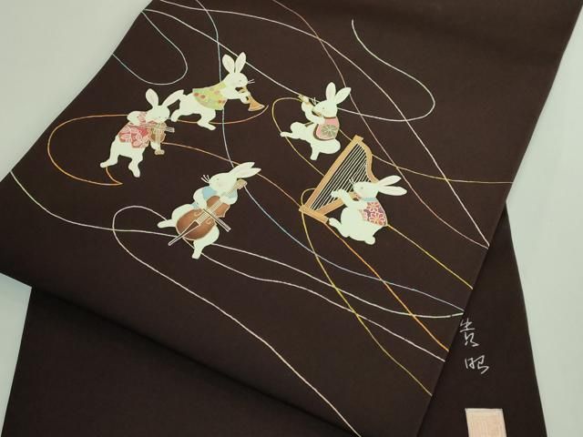 平和屋着物■極上　東京手描き友禅作家　真淵貴昭　塩瀬　九寸名古屋帯　楽器　兎　赤黒色地　金彩　逸品　DZAB0983kh5 平和屋着物□極上 東京手描き友禅作家 真淵貴昭 塩瀬 九寸名古屋