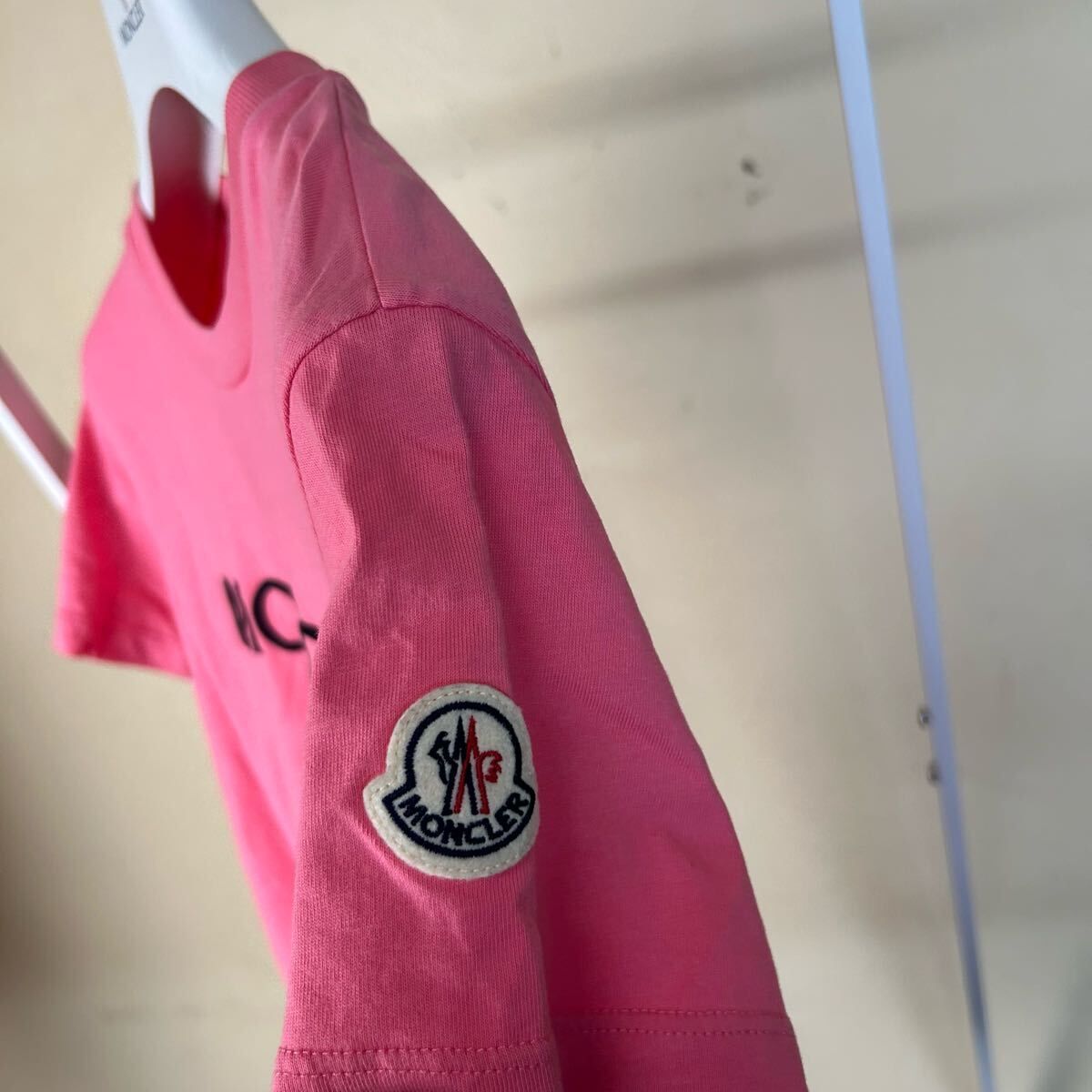 モンクレール　ピンクロゴTシャツ Ｍ　美品 モンクレール MONCLER 24SS メタリックフロントロゴ Tシャツ 半袖