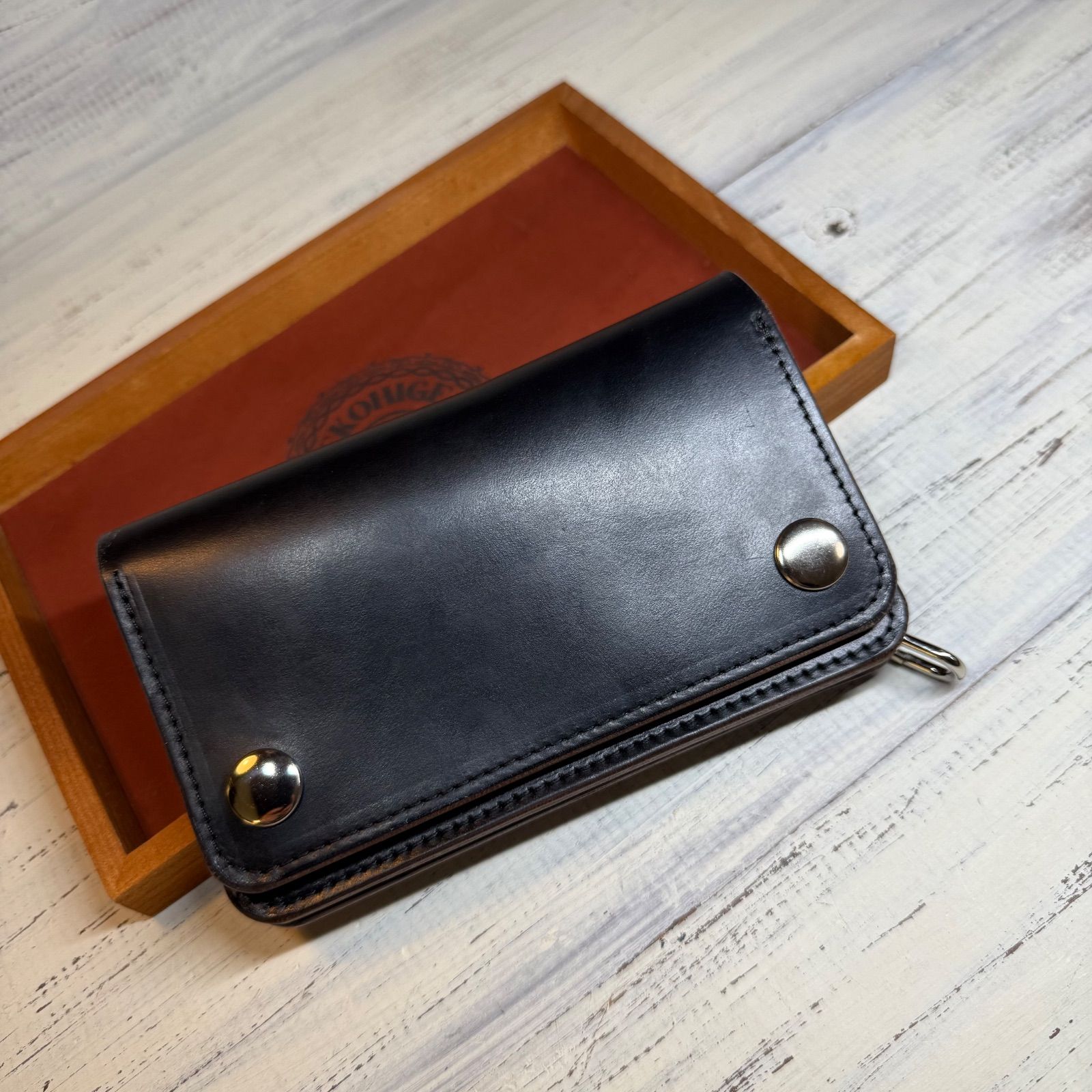 トラッカーウォレットミドル 2層】クロムエクセル ブラック 茶芯