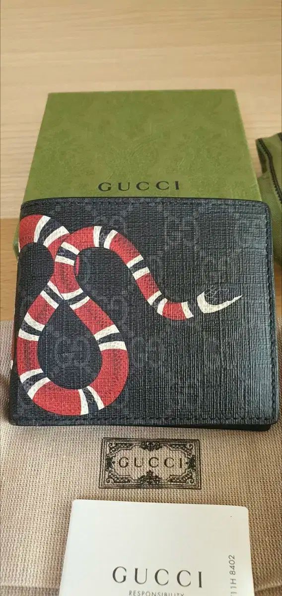 グッチ スネーク 二つ折り財布 財布 鑑定済