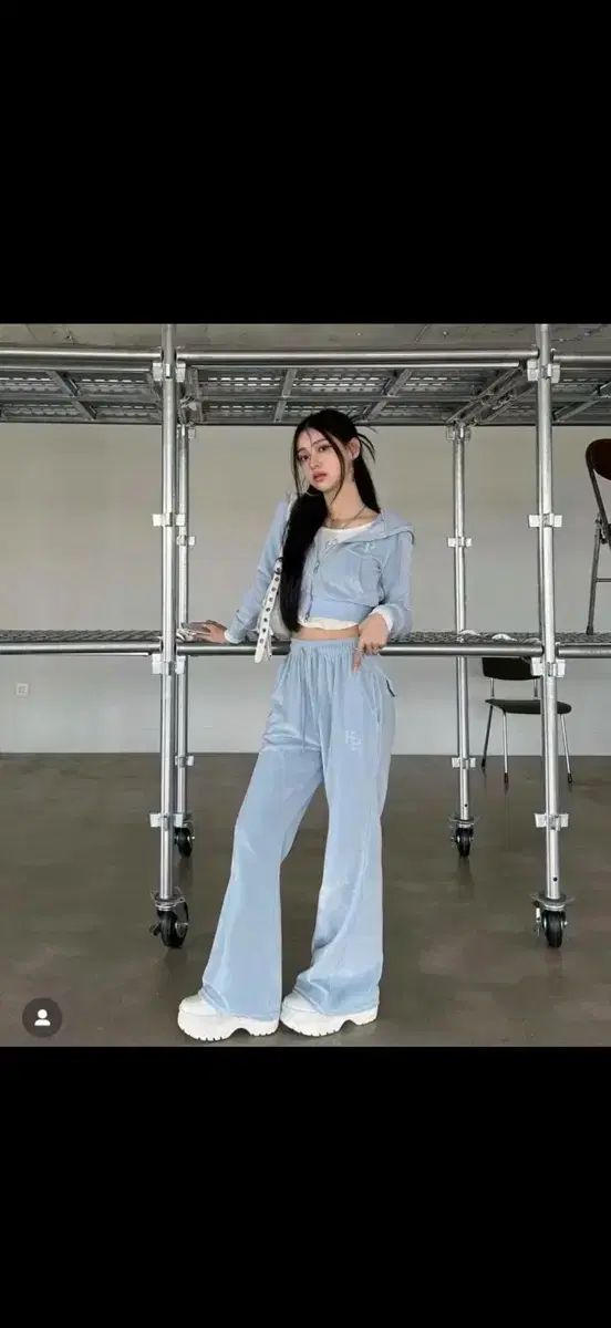 幅広い品揃え。 カーキポイント KHAKIPOINT ベルーア トレーナー ベルベット クロップド フードジップアップ スカイブルー