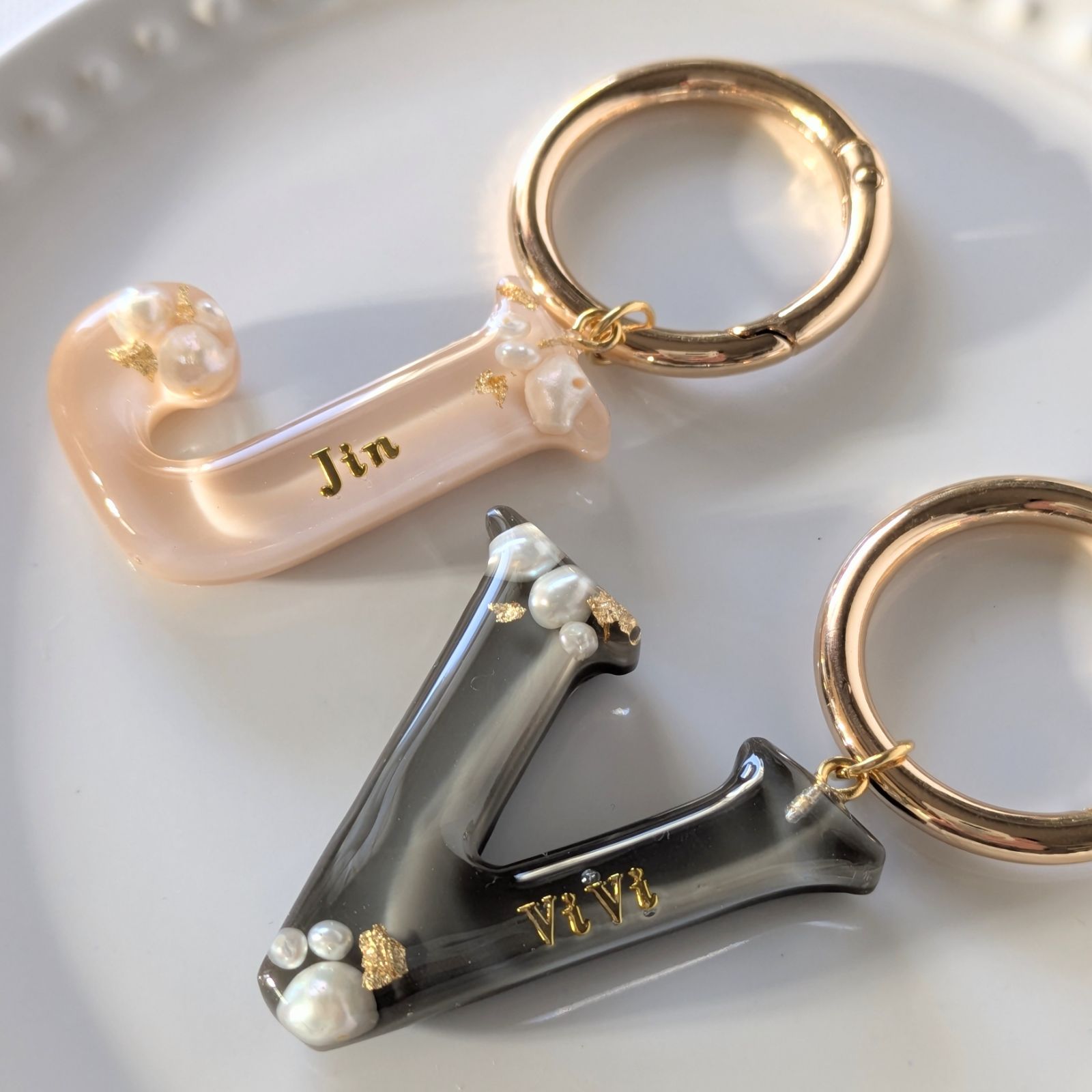 無料名入れOK＊ レジン 淡水パール イニシャルキーホルダー お揃い 