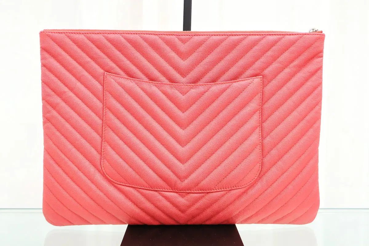 シャネル キャビア シェブロン クラッチバッグ ラージ シルバー a82552 デパート